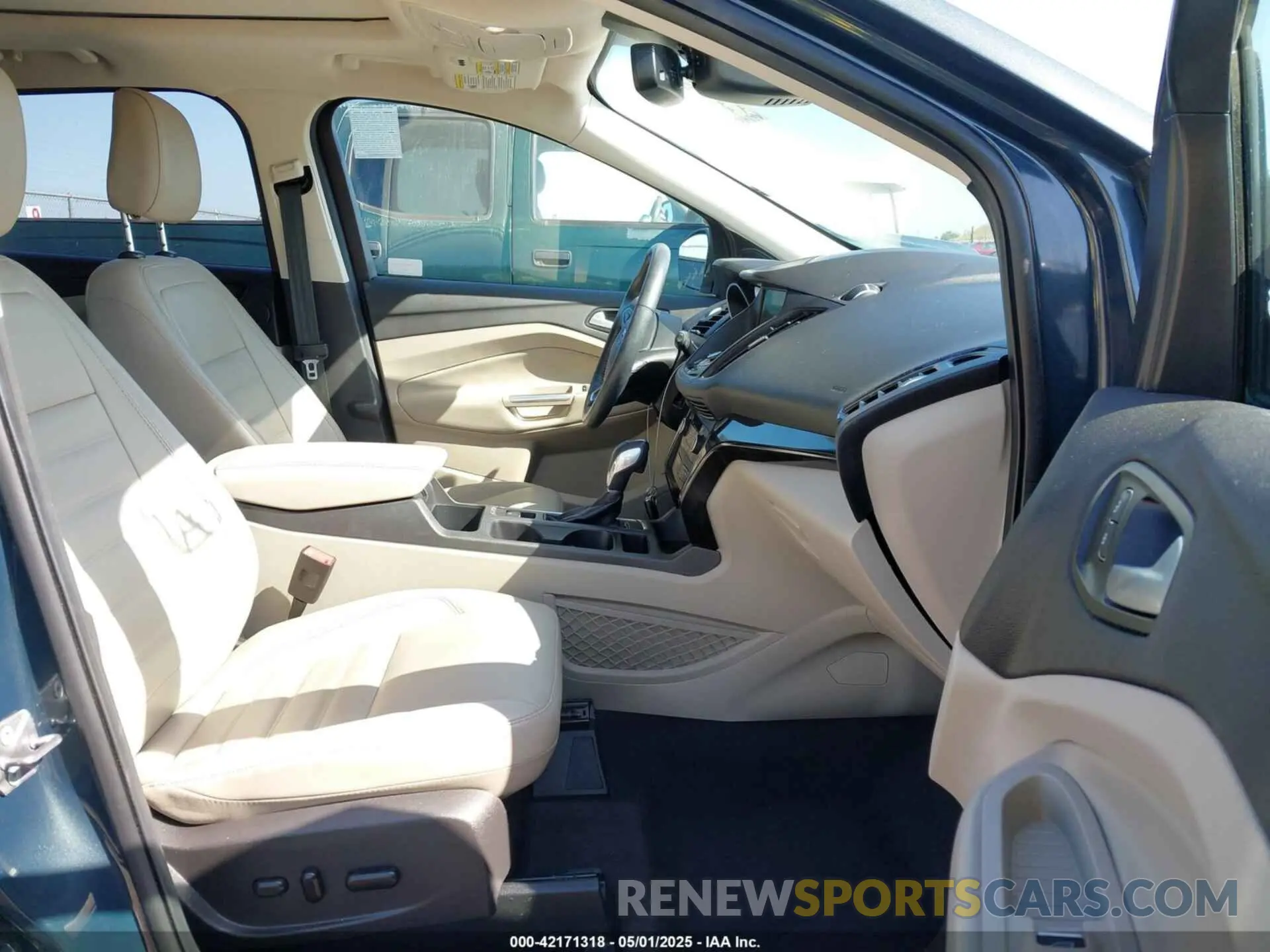 5 fotografías del automóvil dañado 1FMCU9J90KUB69249 FORD ESCAPE 2019