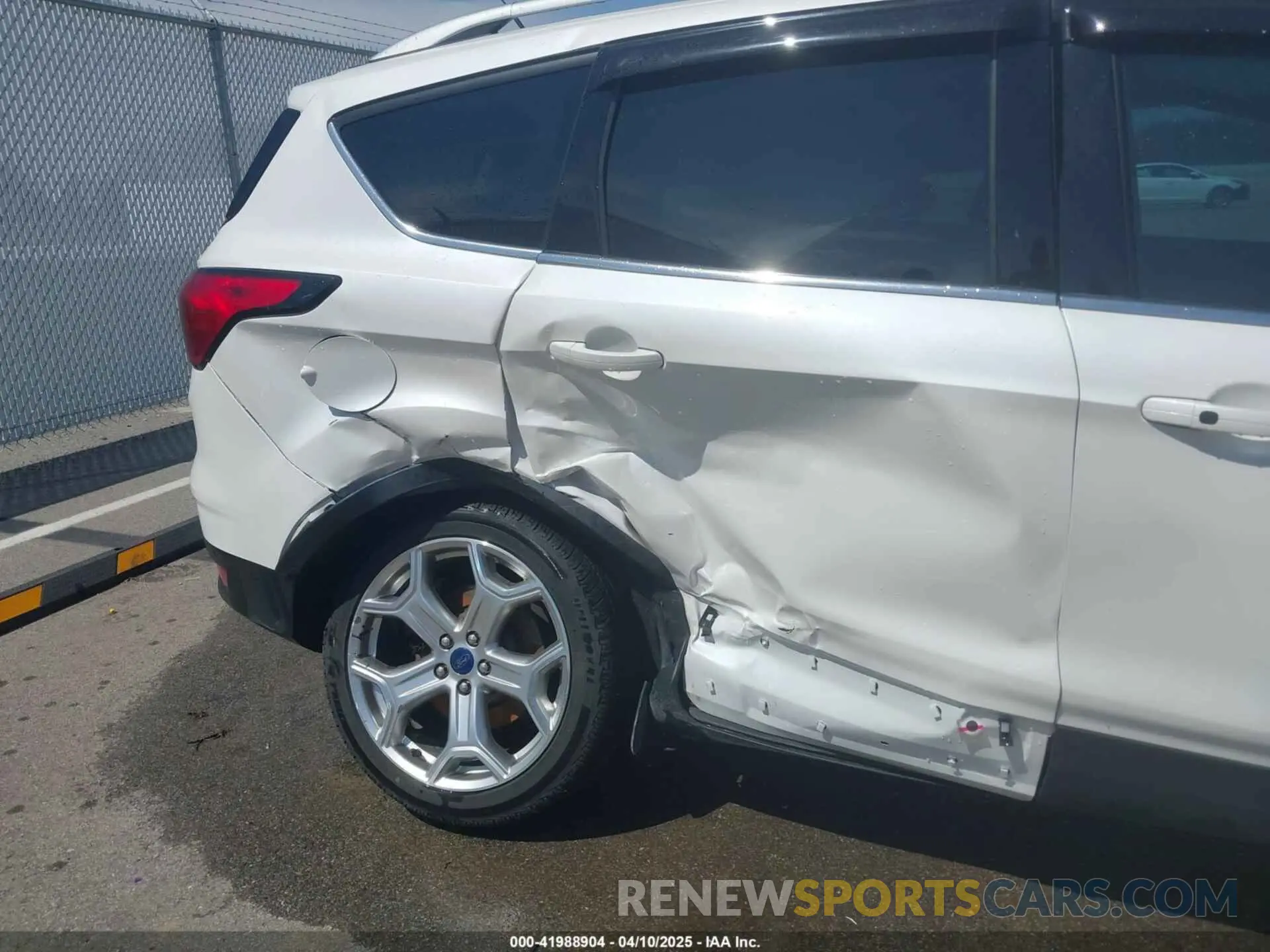 6 fotografías del automóvil dañado 1FMCU9J91KUA39111 FORD ESCAPE 2019