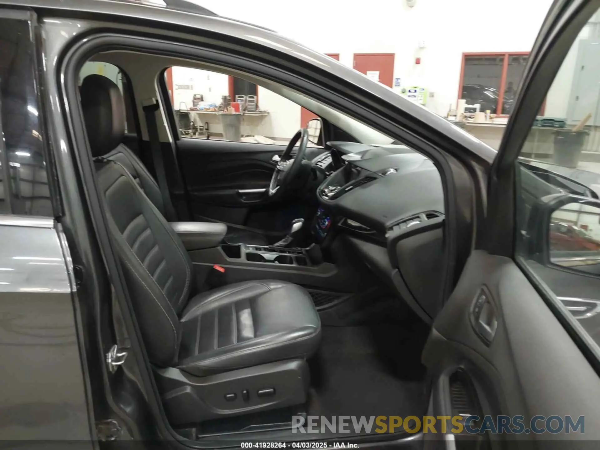 5 fotografías del automóvil dañado 1FMCU9J91KUB11957 FORD ESCAPE 2019