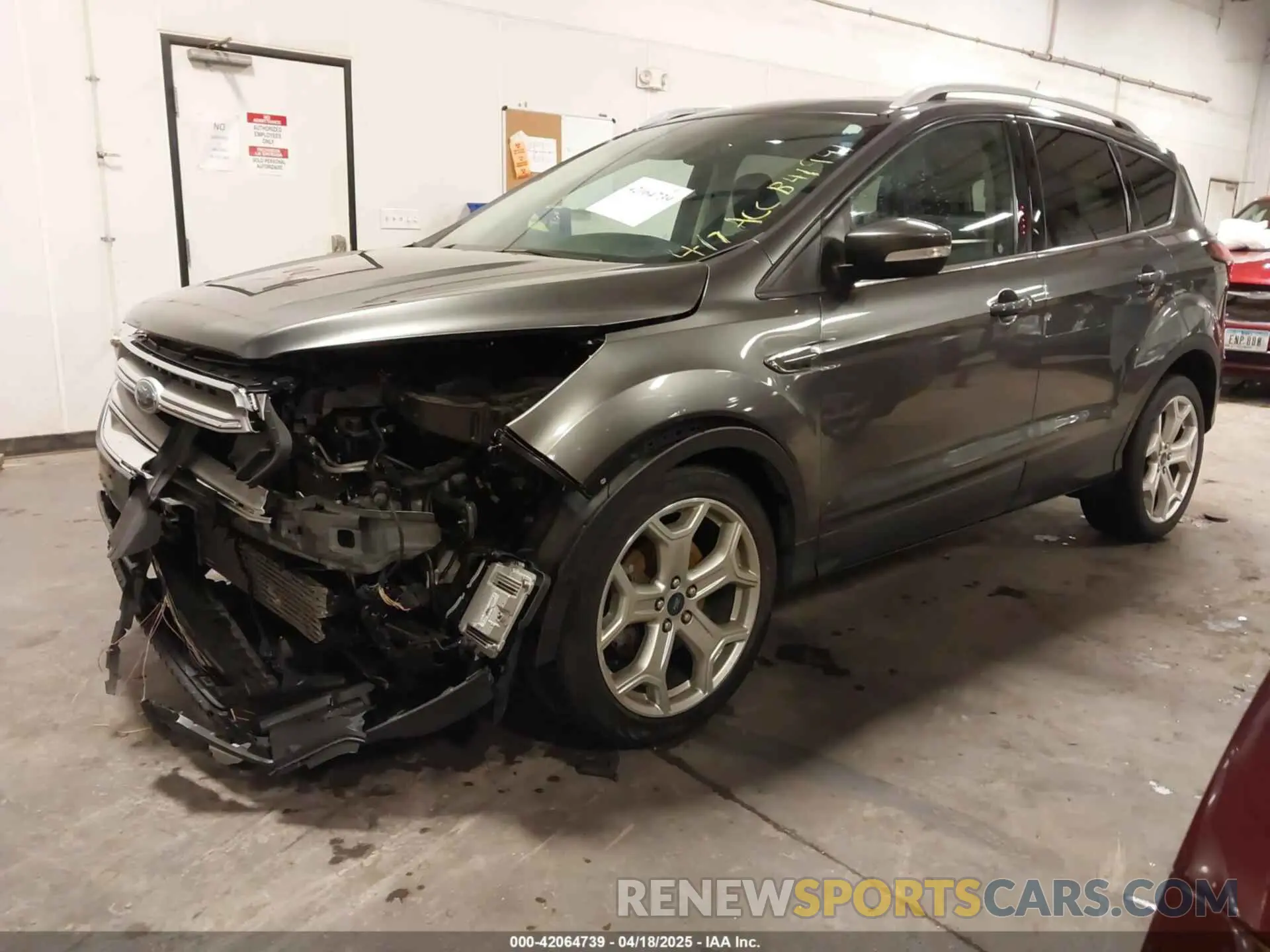 2 fotografías del automóvil dañado 1FMCU9J98KUB41991 FORD ESCAPE 2019
