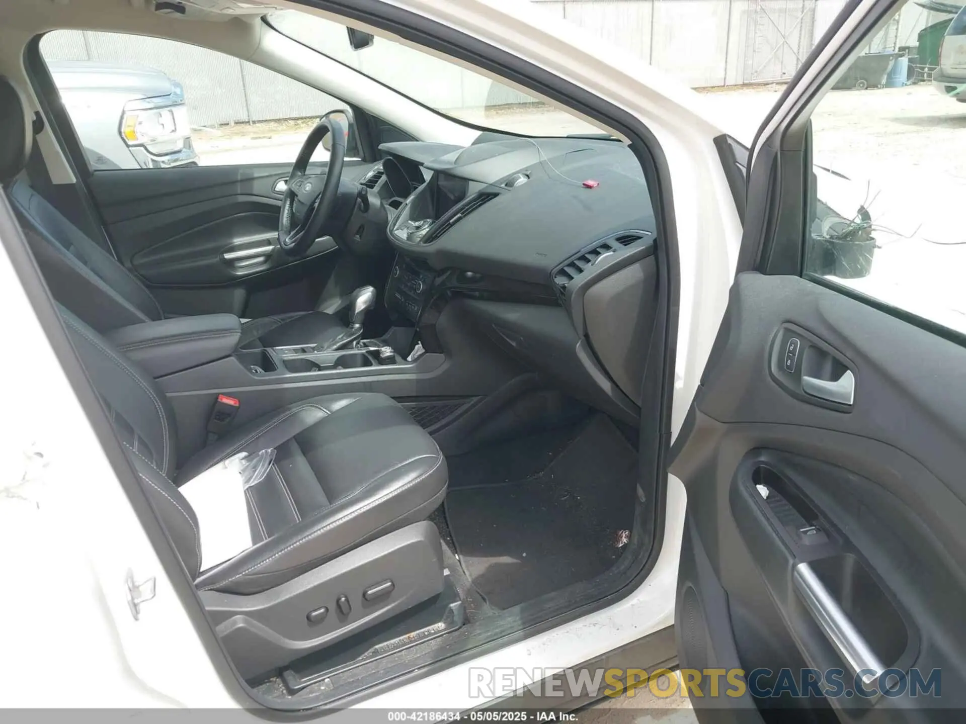 5 fotografías del automóvil dañado 1FMCU9J99KUC21963 FORD ESCAPE 2019