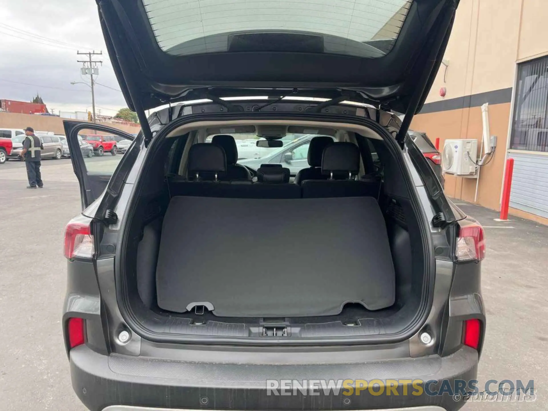 4 fotografías del automóvil dañado 1FMCU0DZ3LUA12212 FORD ESCAPE 2020