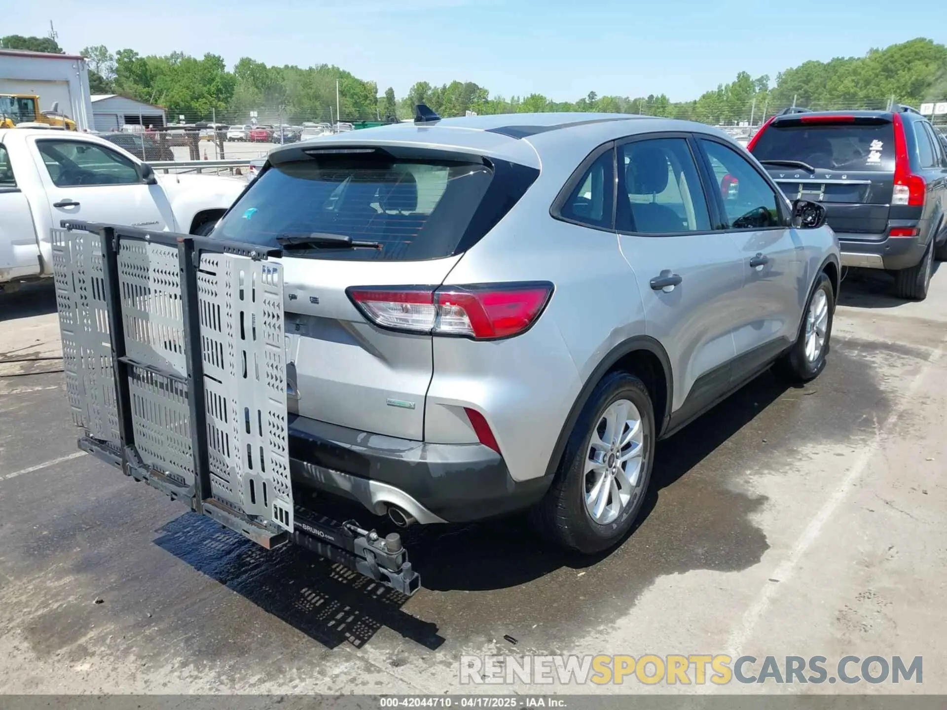 4 fotografías del automóvil dañado 1FMCU0F62LUA22703 FORD ESCAPE 2020