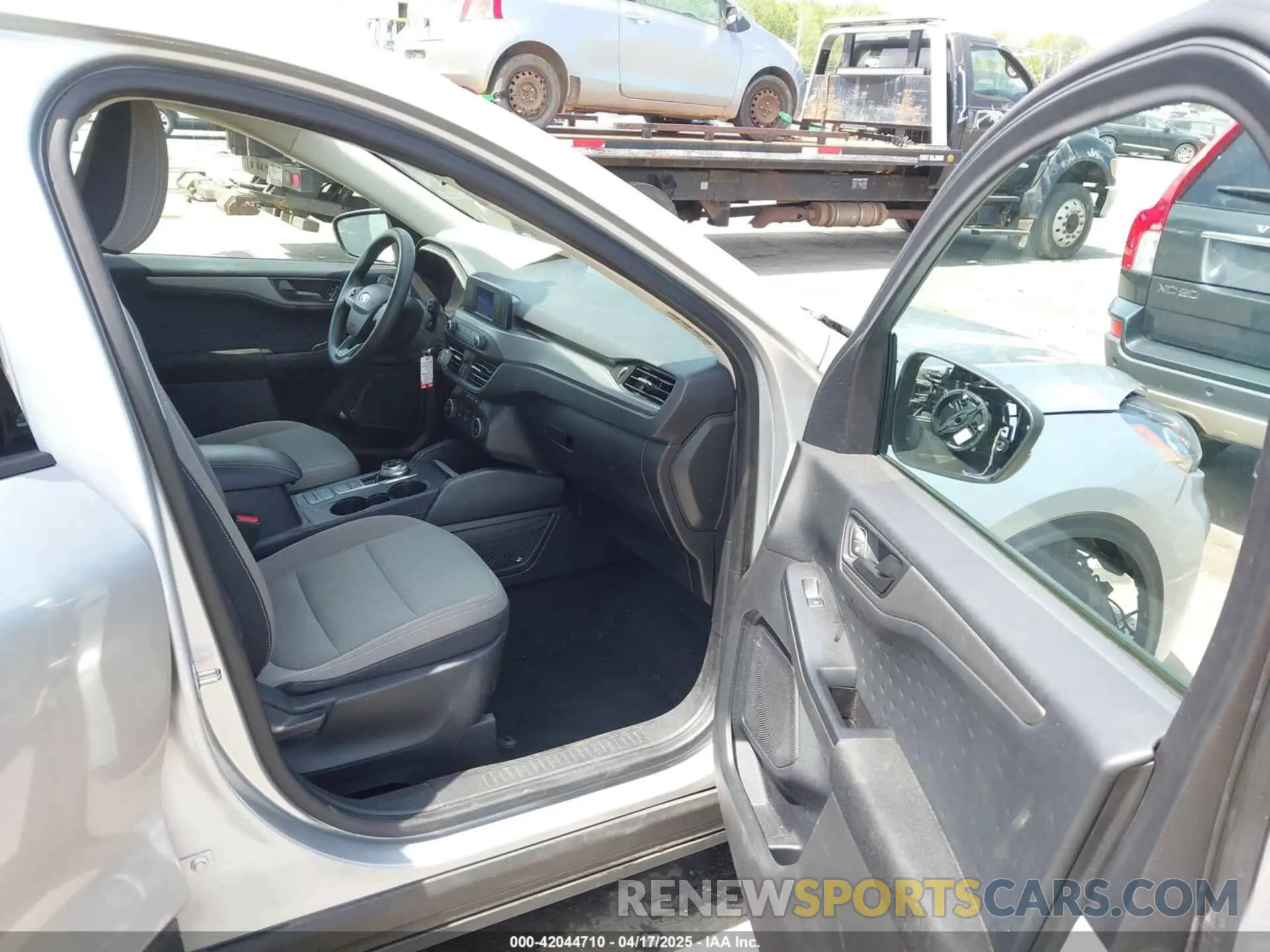 5 fotografías del automóvil dañado 1FMCU0F62LUA22703 FORD ESCAPE 2020