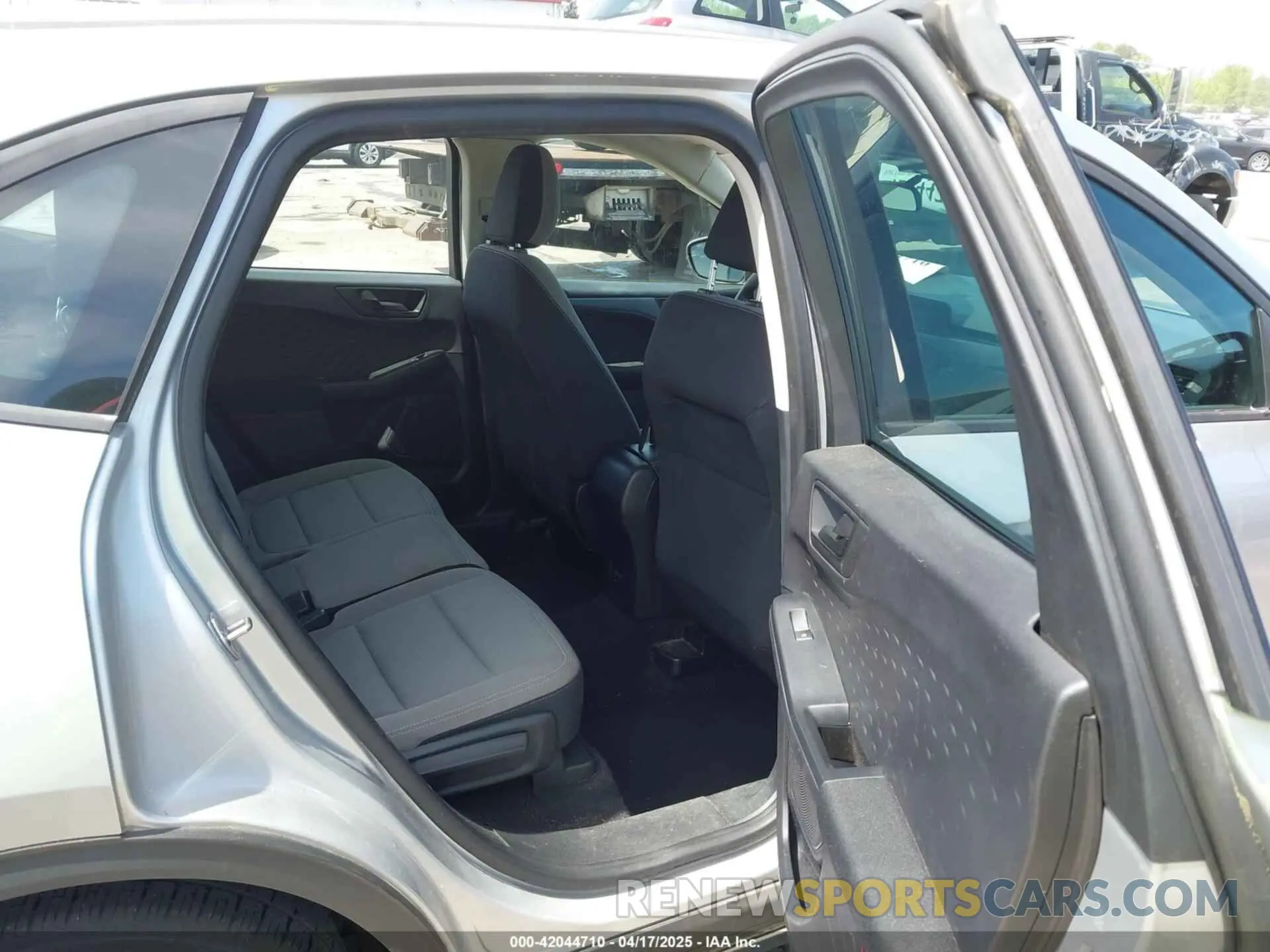 8 fotografías del automóvil dañado 1FMCU0F62LUA22703 FORD ESCAPE 2020