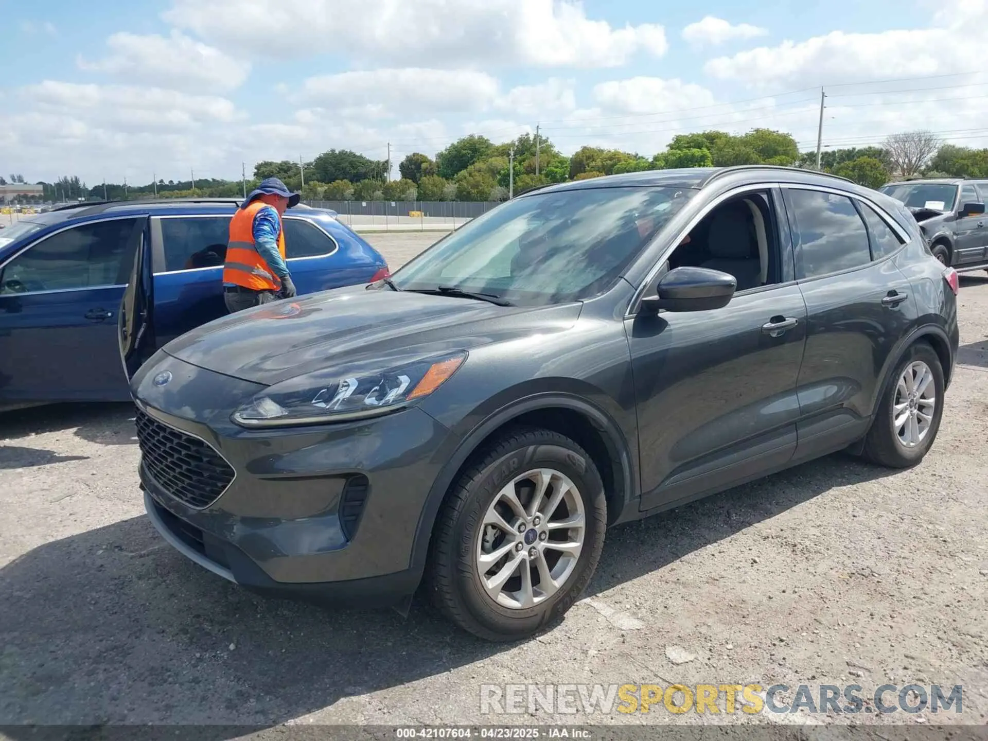 2 fotografías del automóvil dañado 1FMCU0G60LUA08619 FORD ESCAPE 2020