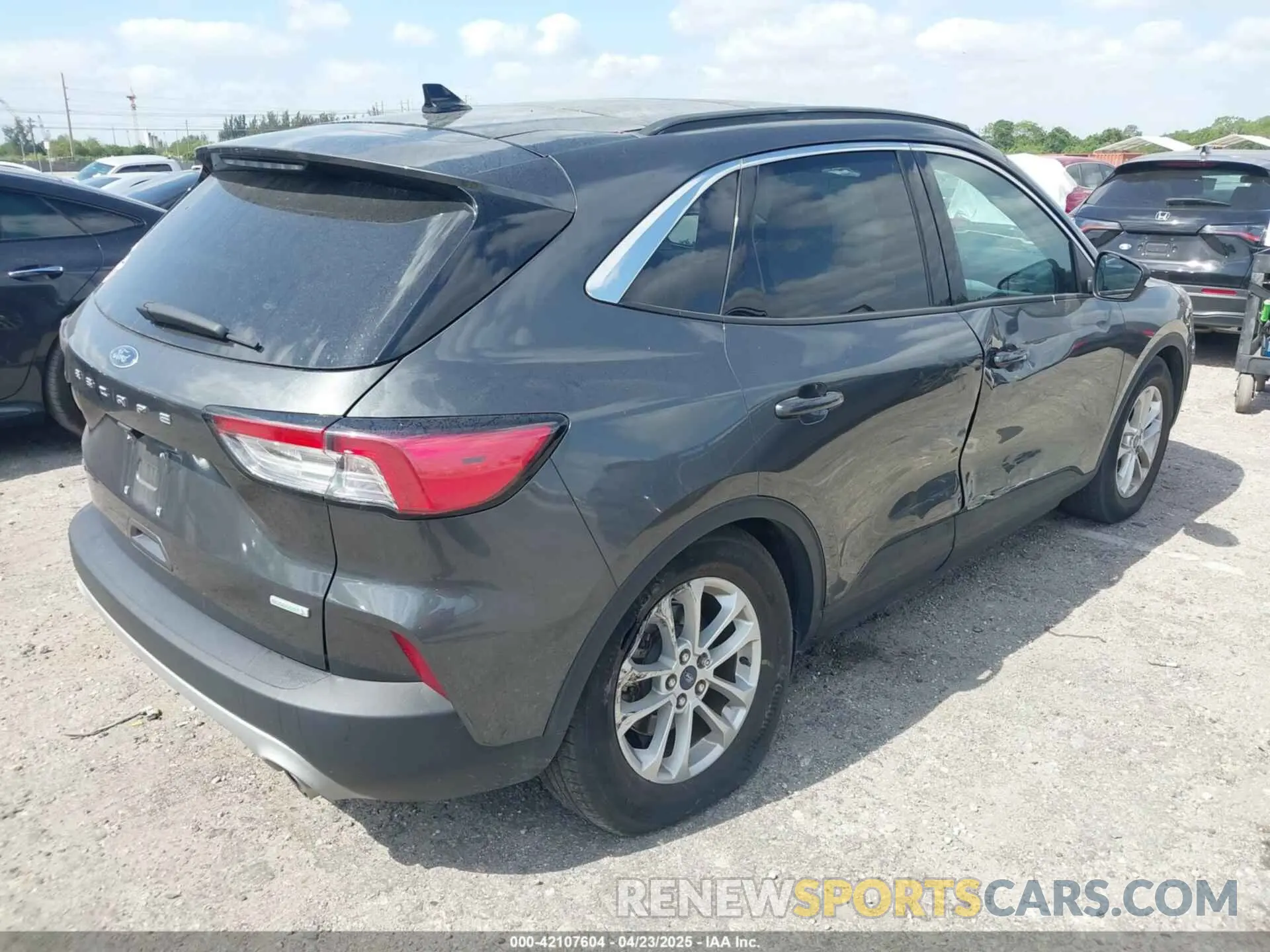 4 fotografías del automóvil dañado 1FMCU0G60LUA08619 FORD ESCAPE 2020