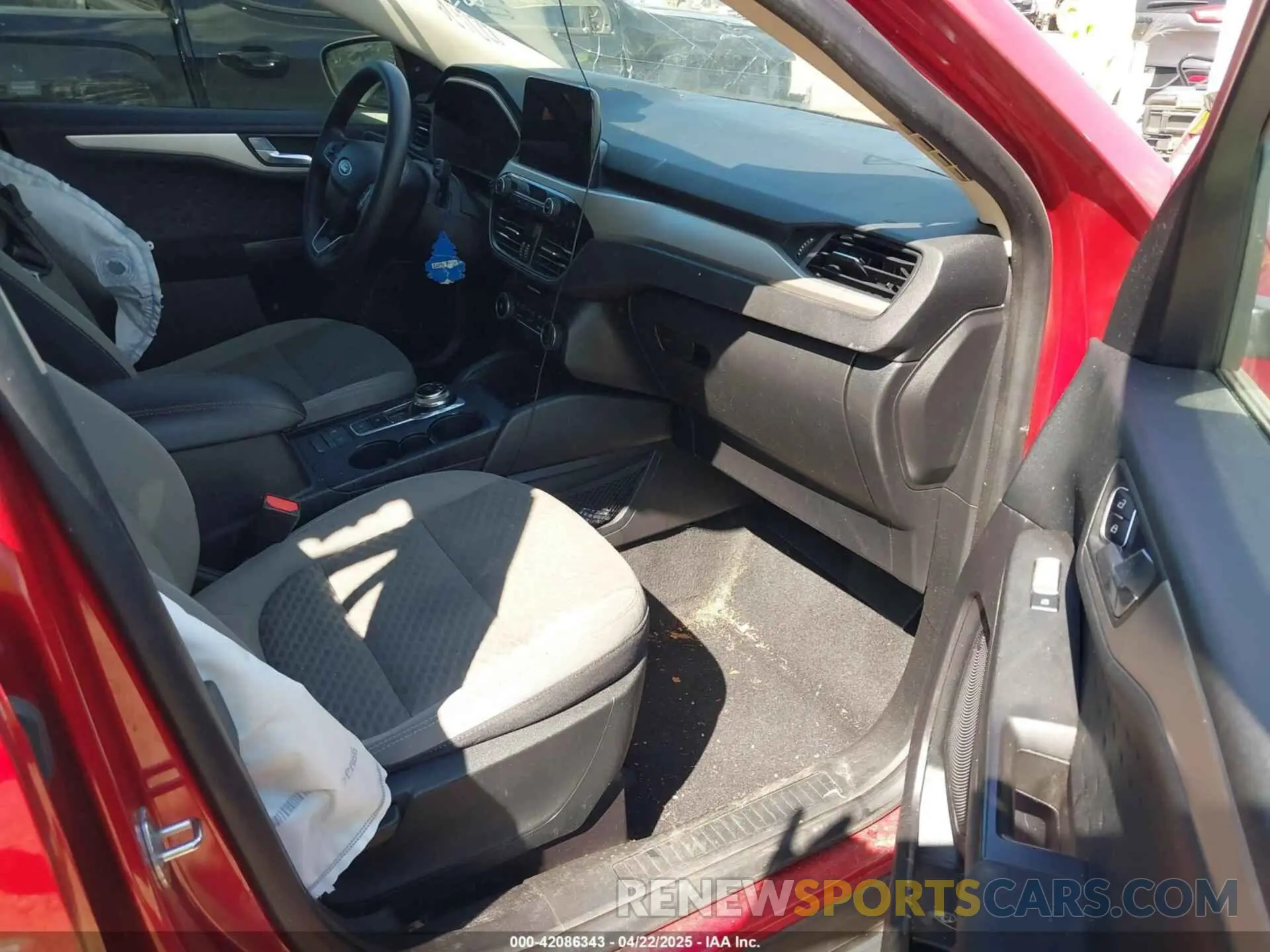 5 fotografías del automóvil dañado 1FMCU0G60LUA79304 FORD ESCAPE 2020