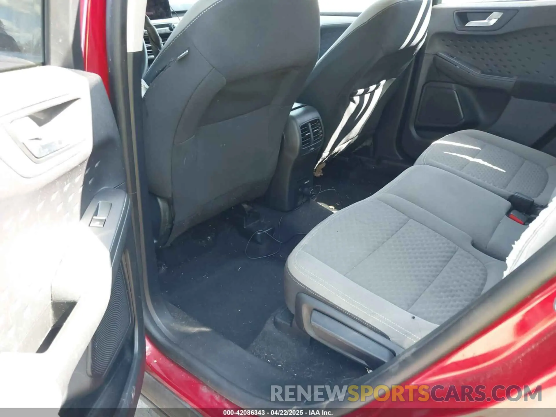 8 fotografías del automóvil dañado 1FMCU0G60LUA79304 FORD ESCAPE 2020