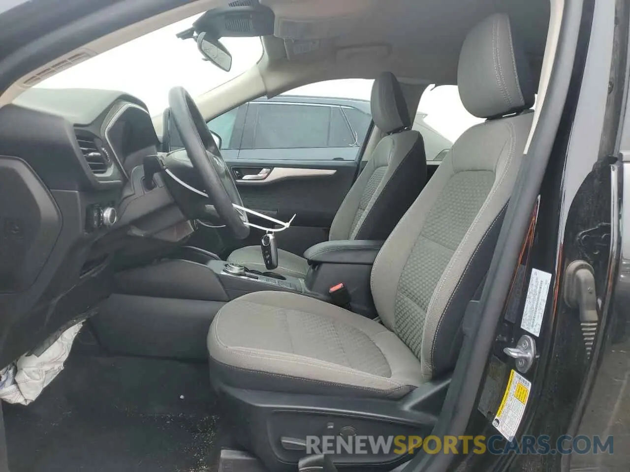 7 fotografías del automóvil dañado 1FMCU0G60LUB93237 FORD ESCAPE 2020