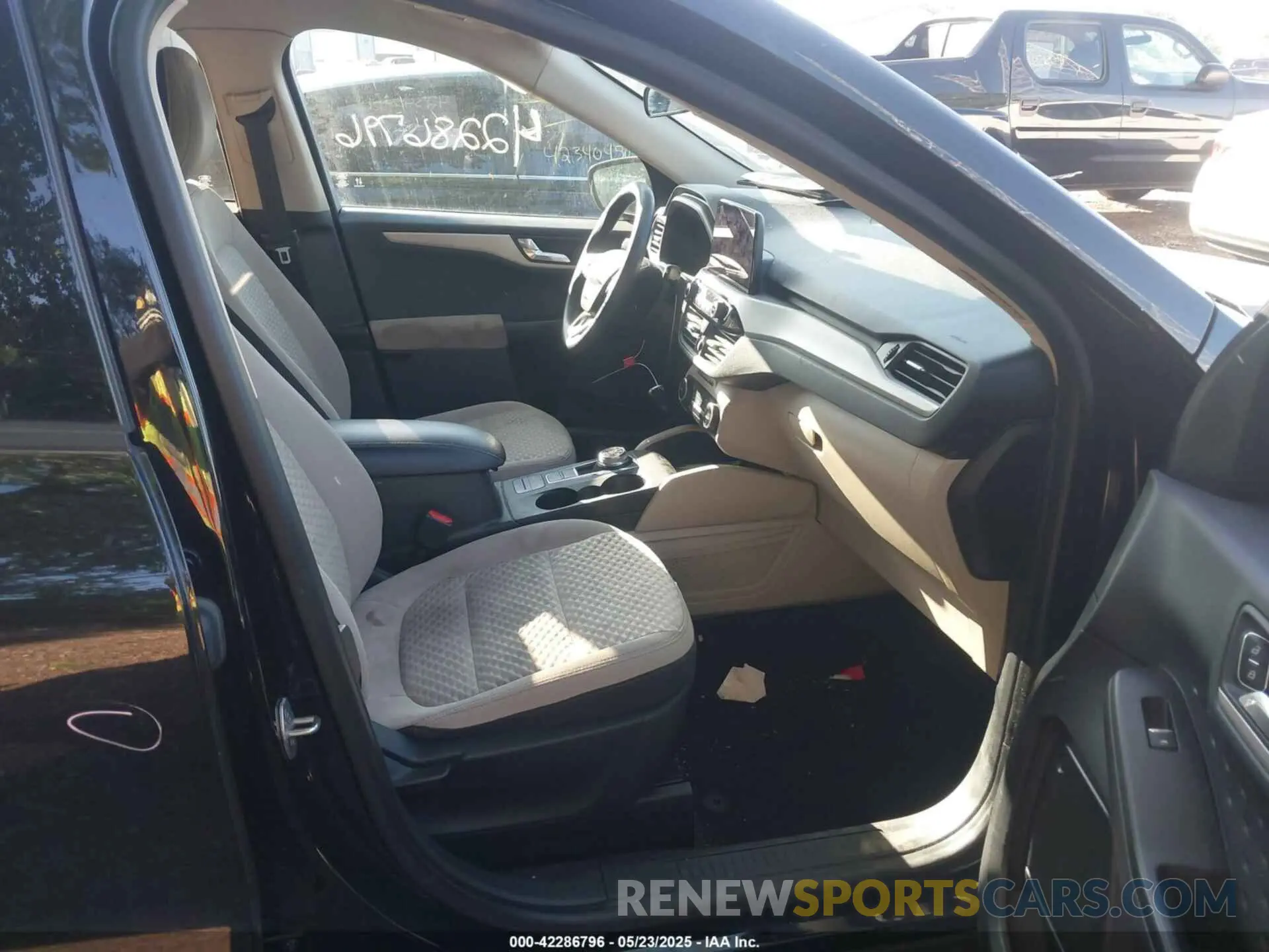 5 fotografías del automóvil dañado 1FMCU0G61LUA29107 FORD ESCAPE 2020