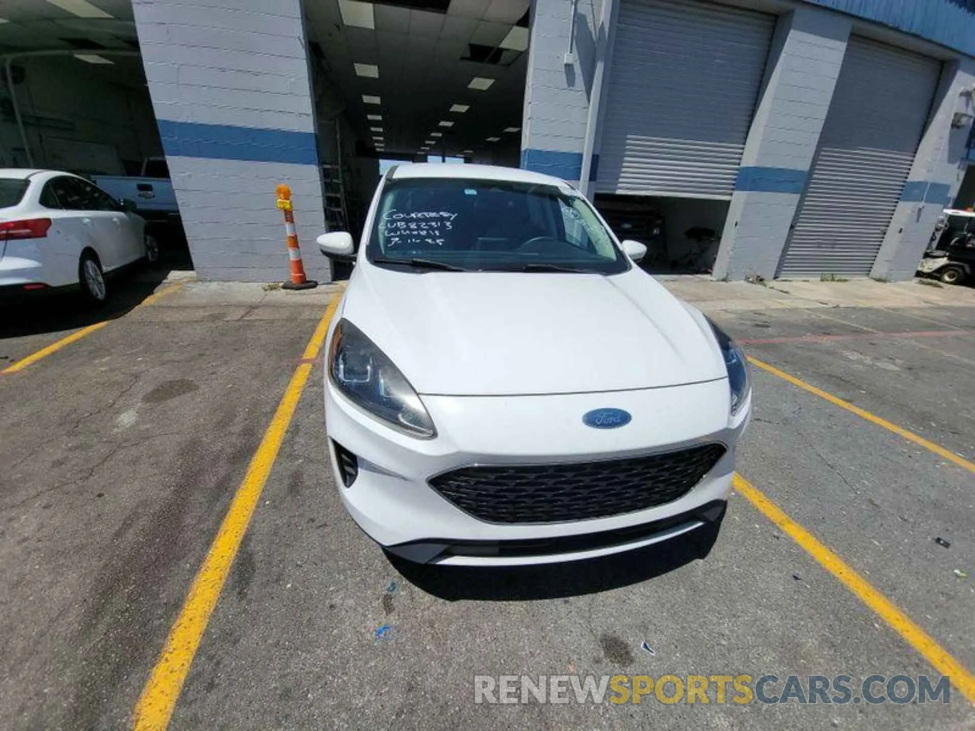 8 fotografías del automóvil dañado 1FMCU0G61LUB82313 FORD ESCAPE 2020