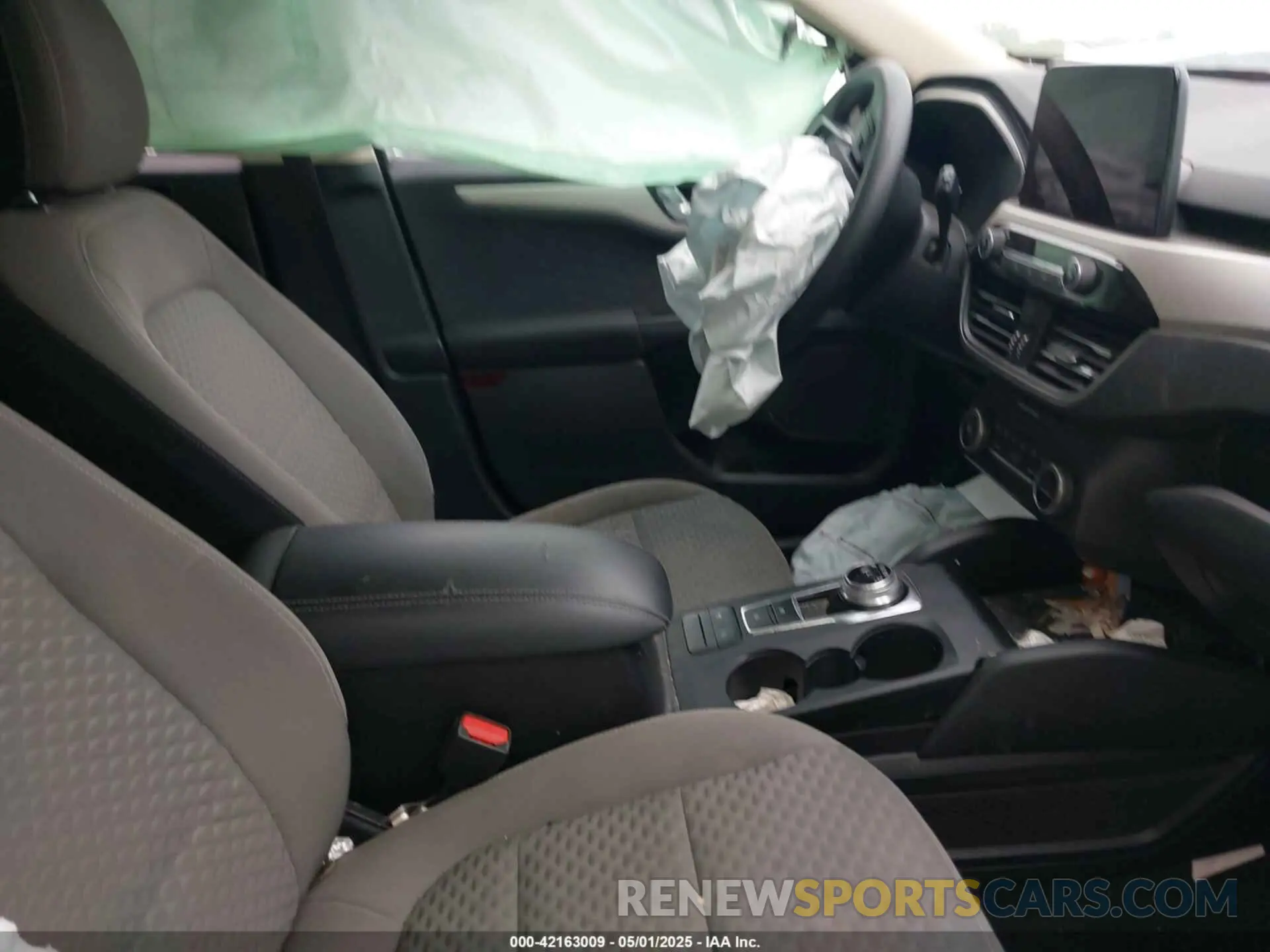 5 fotografías del automóvil dañado 1FMCU0G63LUA45809 FORD ESCAPE 2020