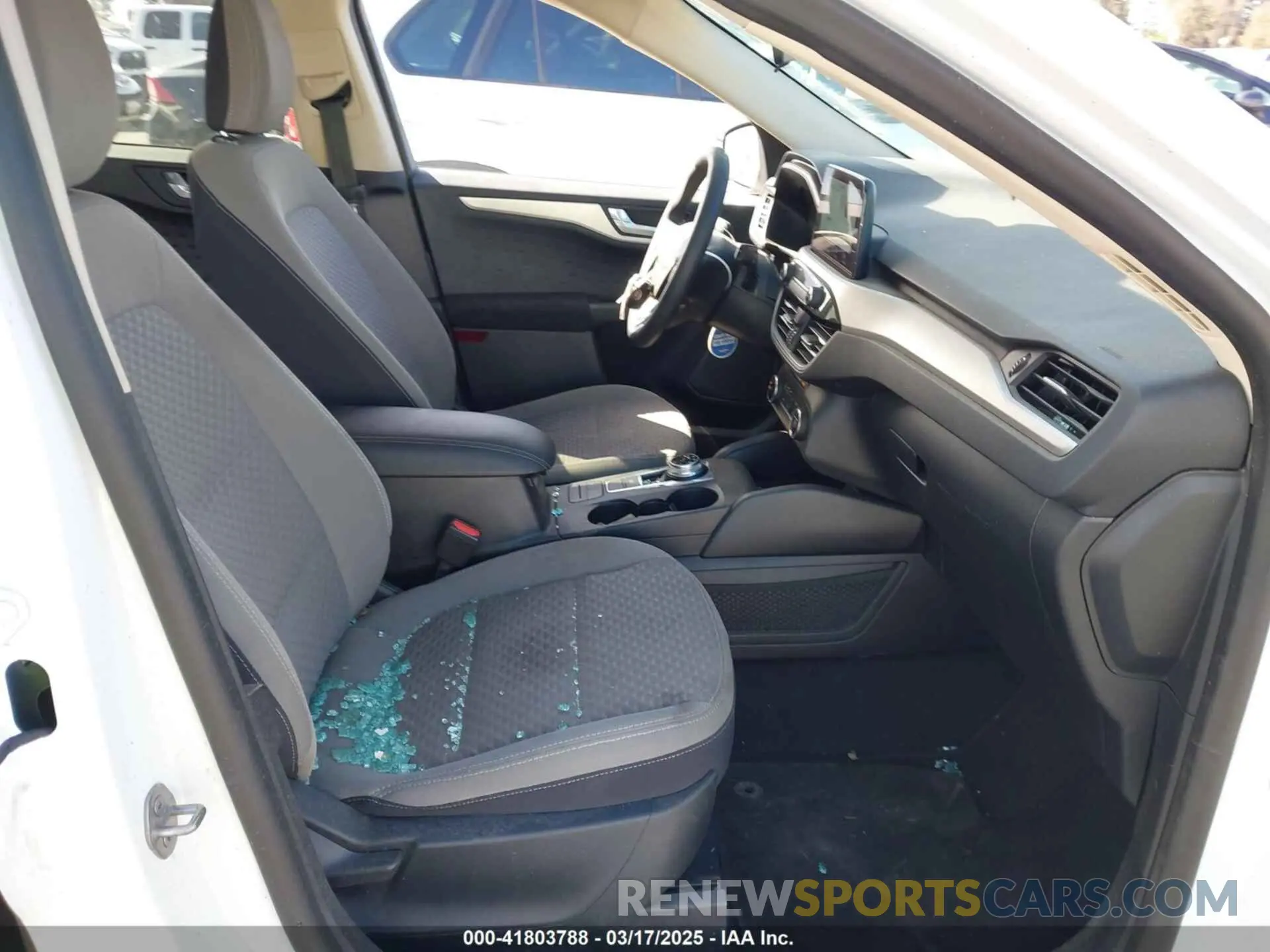 5 fotografías del automóvil dañado 1FMCU0G64LUA86255 FORD ESCAPE 2020