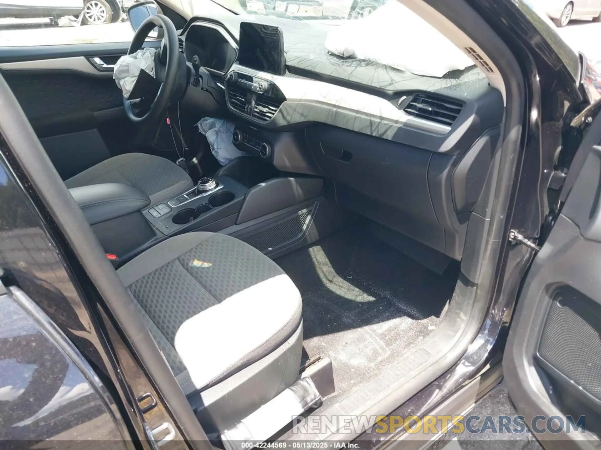 5 fotografías del automóvil dañado 1FMCU0G65LUA92260 FORD ESCAPE 2020