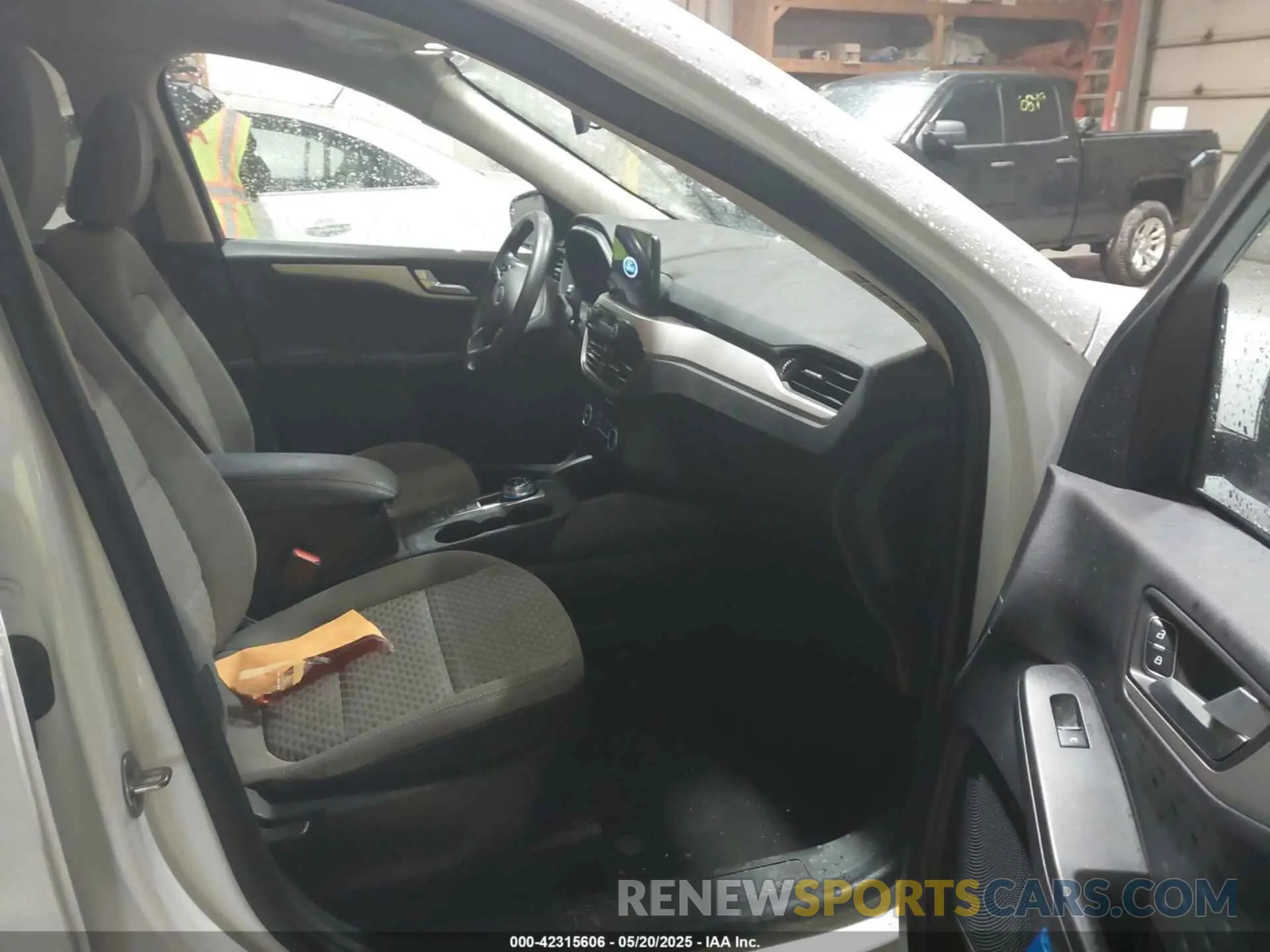 5 fotografías del automóvil dañado 1FMCU0G65LUB13267 FORD ESCAPE 2020
