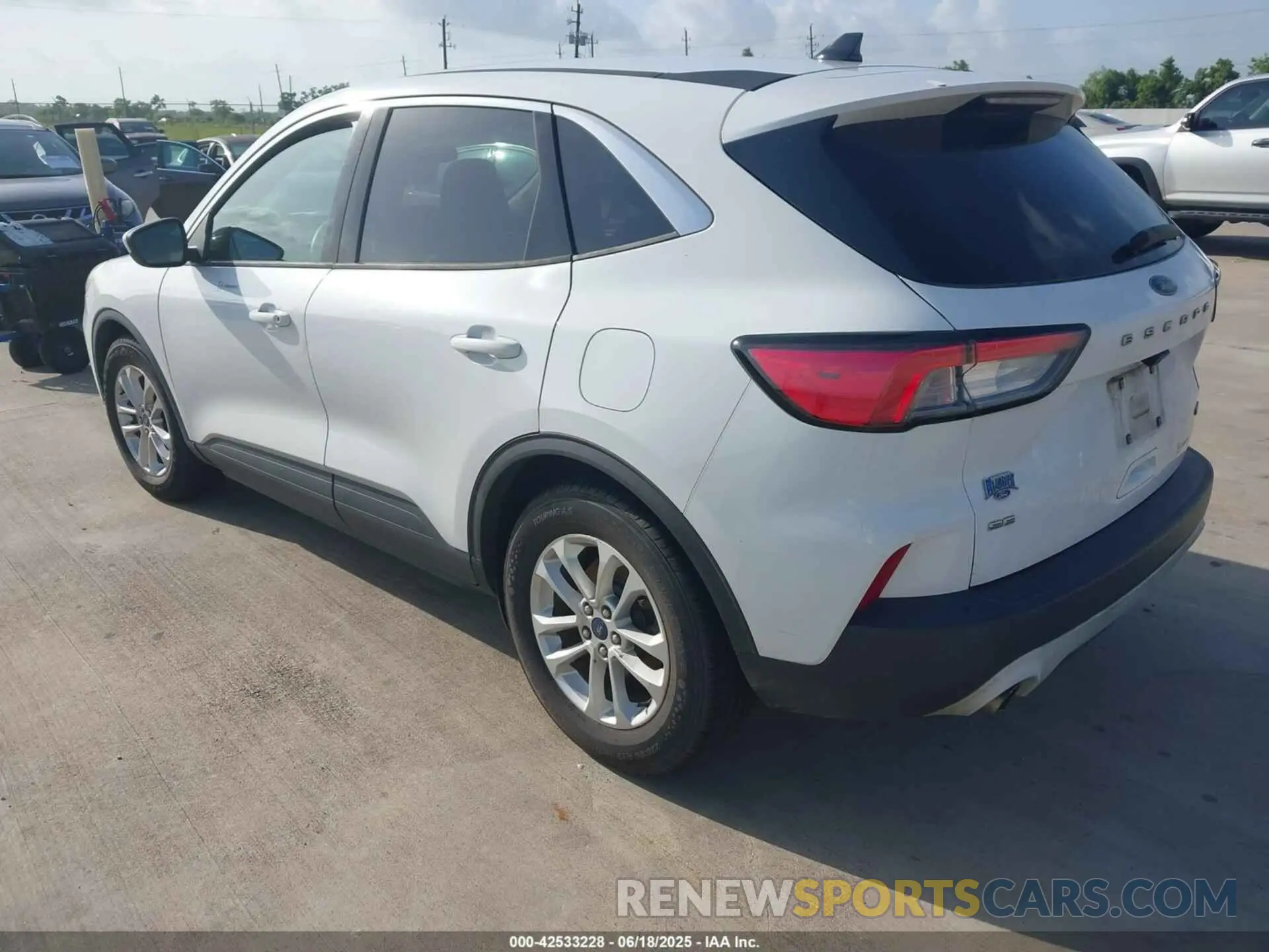 3 fotografías del automóvil dañado 1FMCU0G67LUA10190 FORD ESCAPE 2020