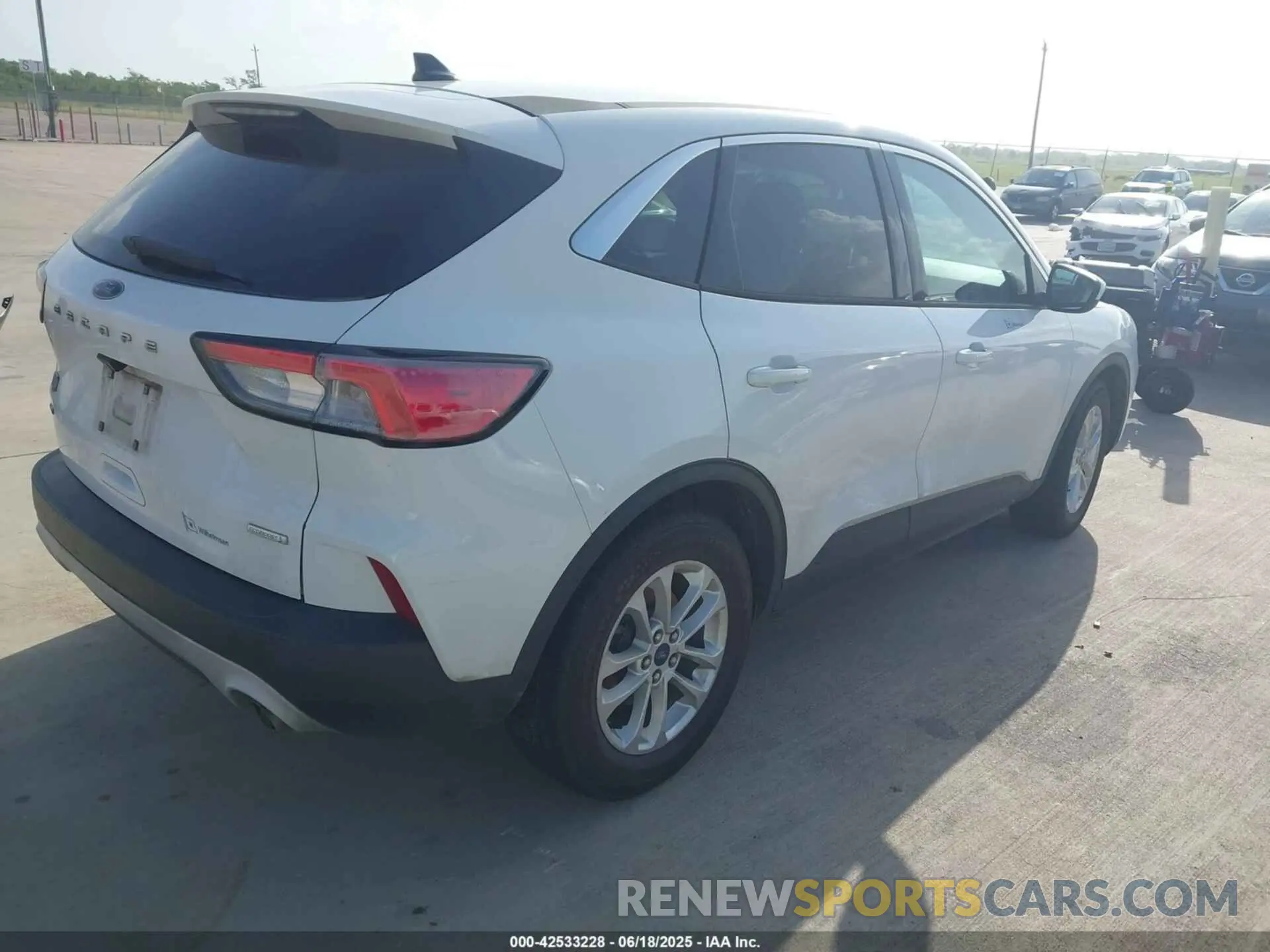 4 fotografías del automóvil dañado 1FMCU0G67LUA10190 FORD ESCAPE 2020