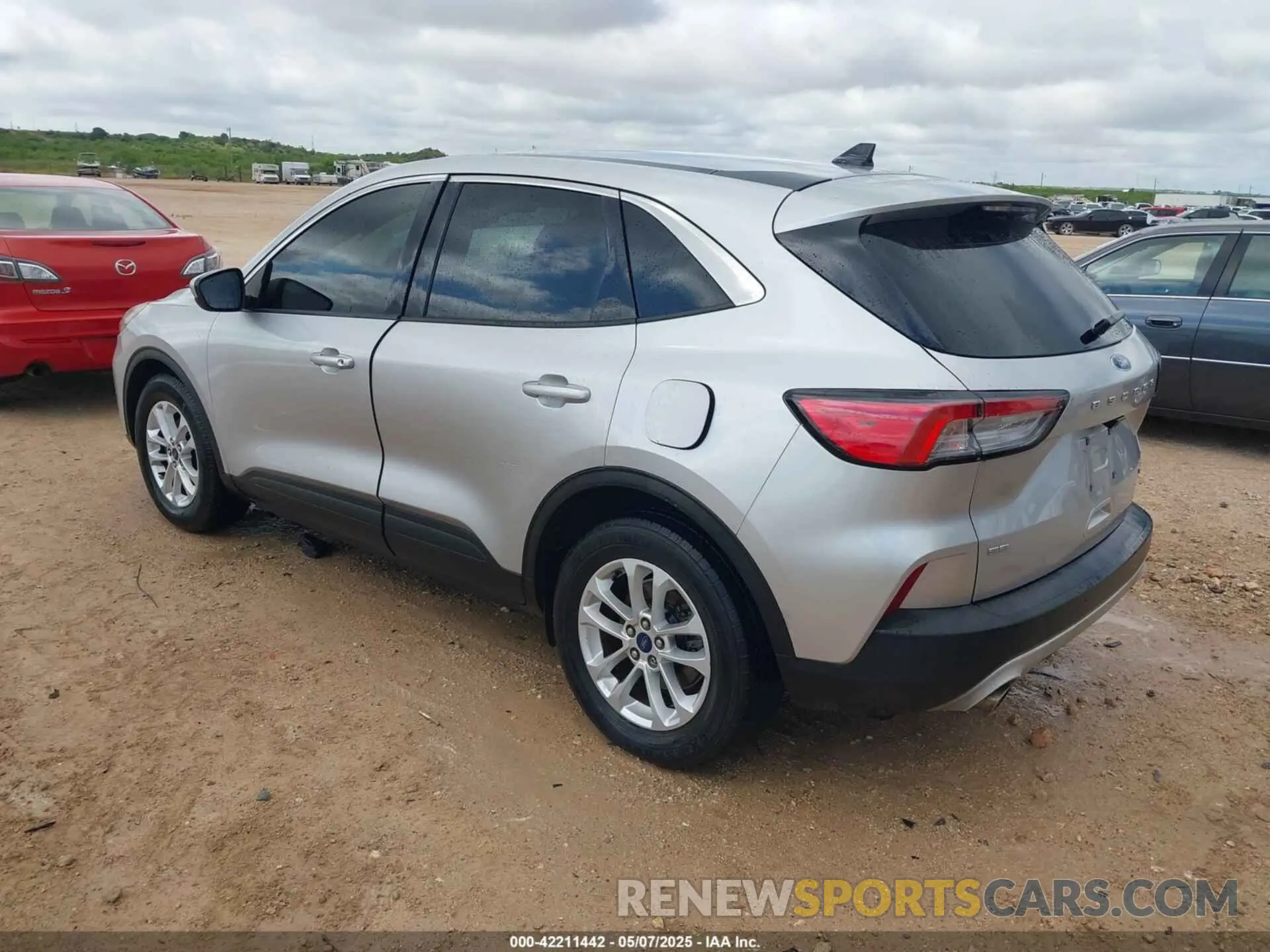 3 fotografías del automóvil dañado 1FMCU0G67LUA12375 FORD ESCAPE 2020