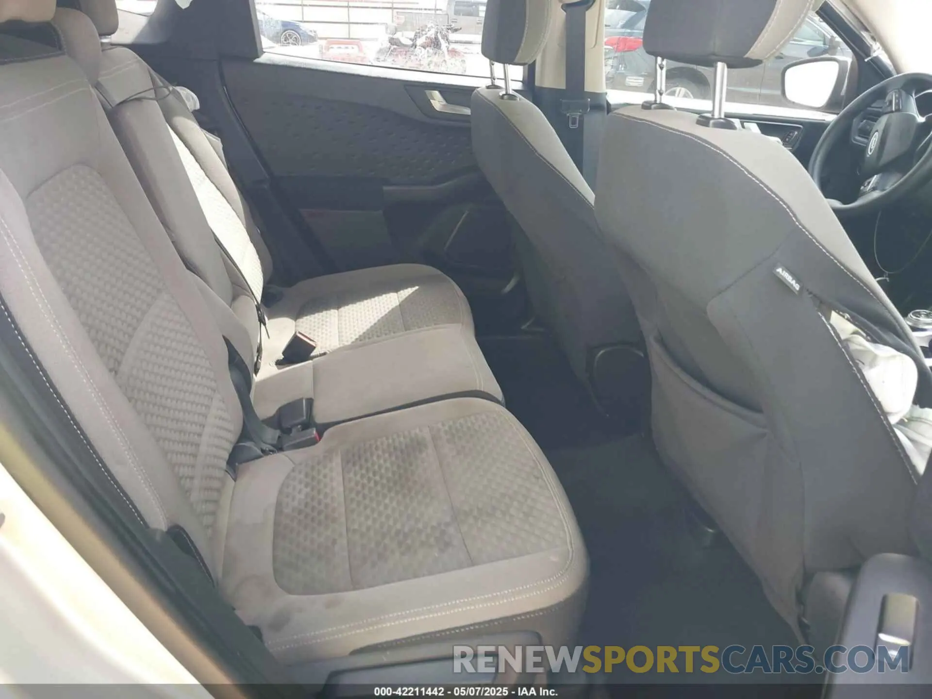8 fotografías del automóvil dañado 1FMCU0G67LUA12375 FORD ESCAPE 2020