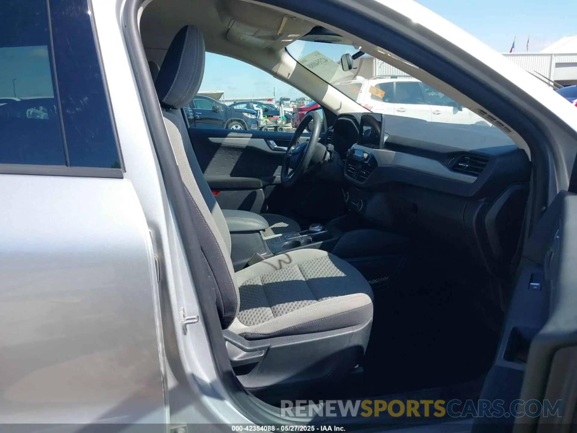 5 fotografías del automóvil dañado 1FMCU0G67LUA92888 FORD ESCAPE 2020