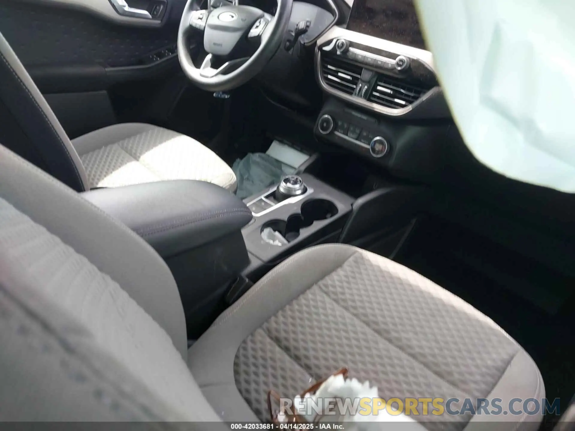 5 fotografías del automóvil dañado 1FMCU0G67LUB94143 FORD ESCAPE 2020