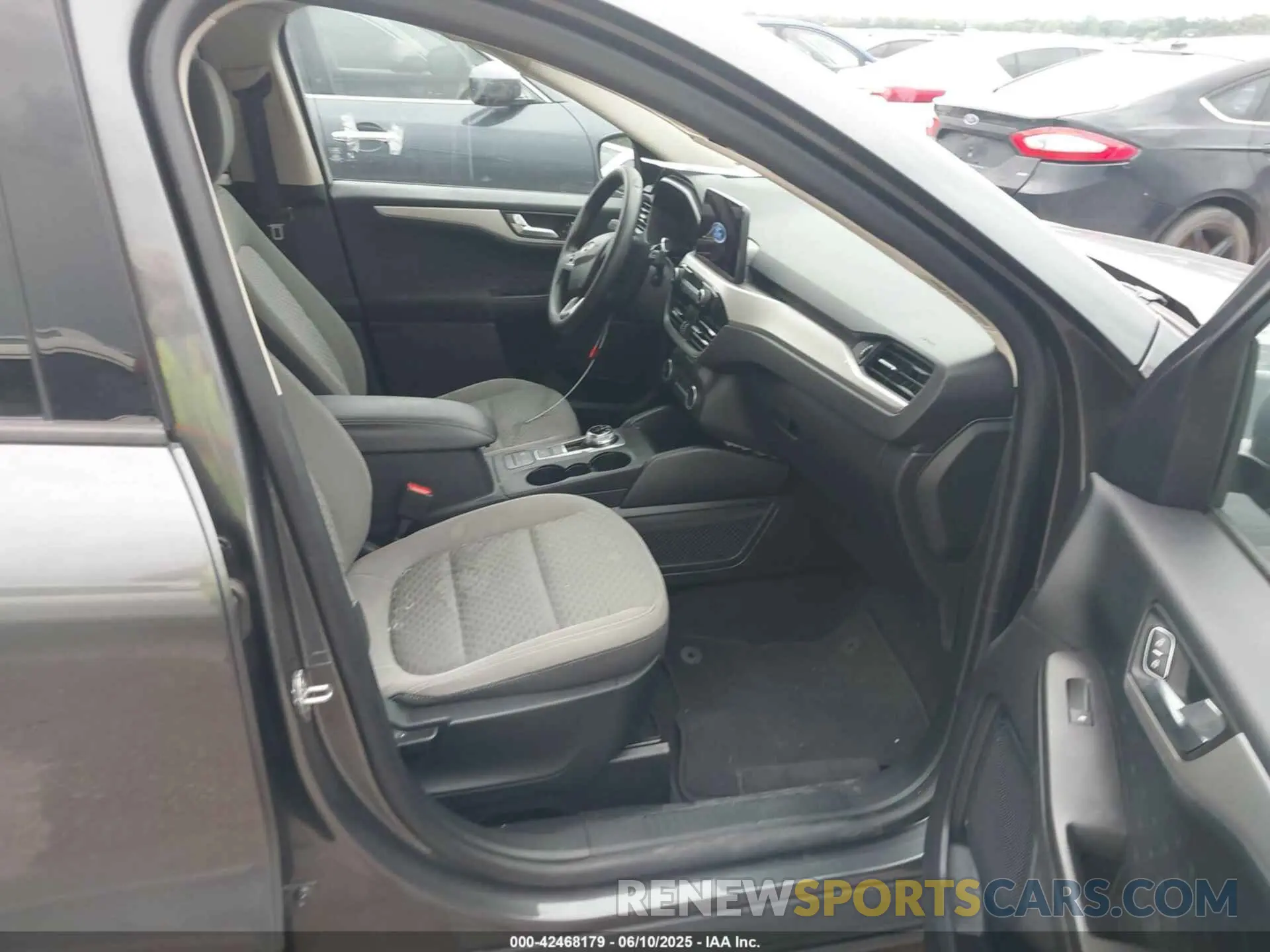 5 fotografías del automóvil dañado 1FMCU0G68LUA75081 FORD ESCAPE 2020