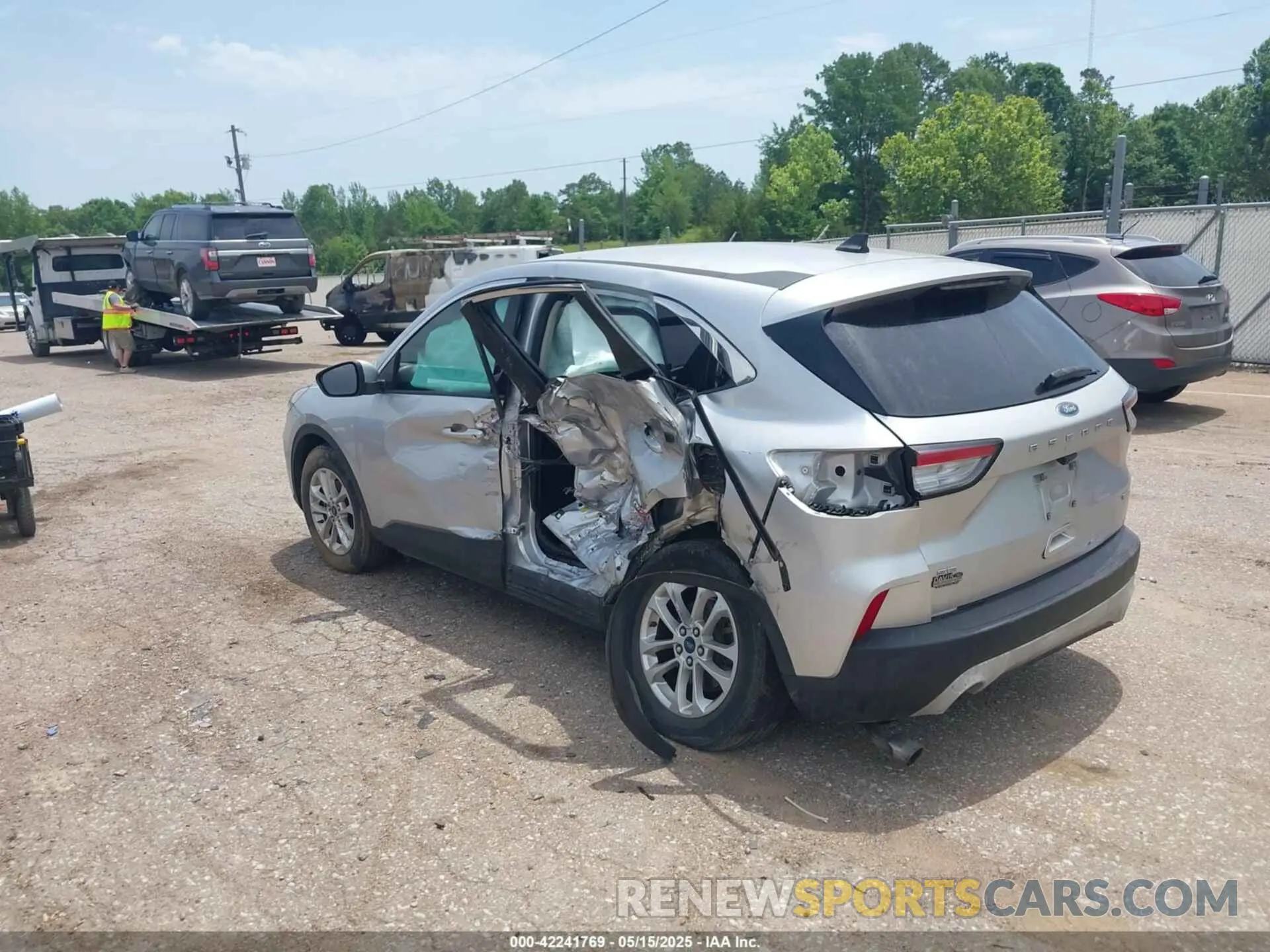3 fotografías del automóvil dañado 1FMCU0G68LUB22240 FORD ESCAPE 2020