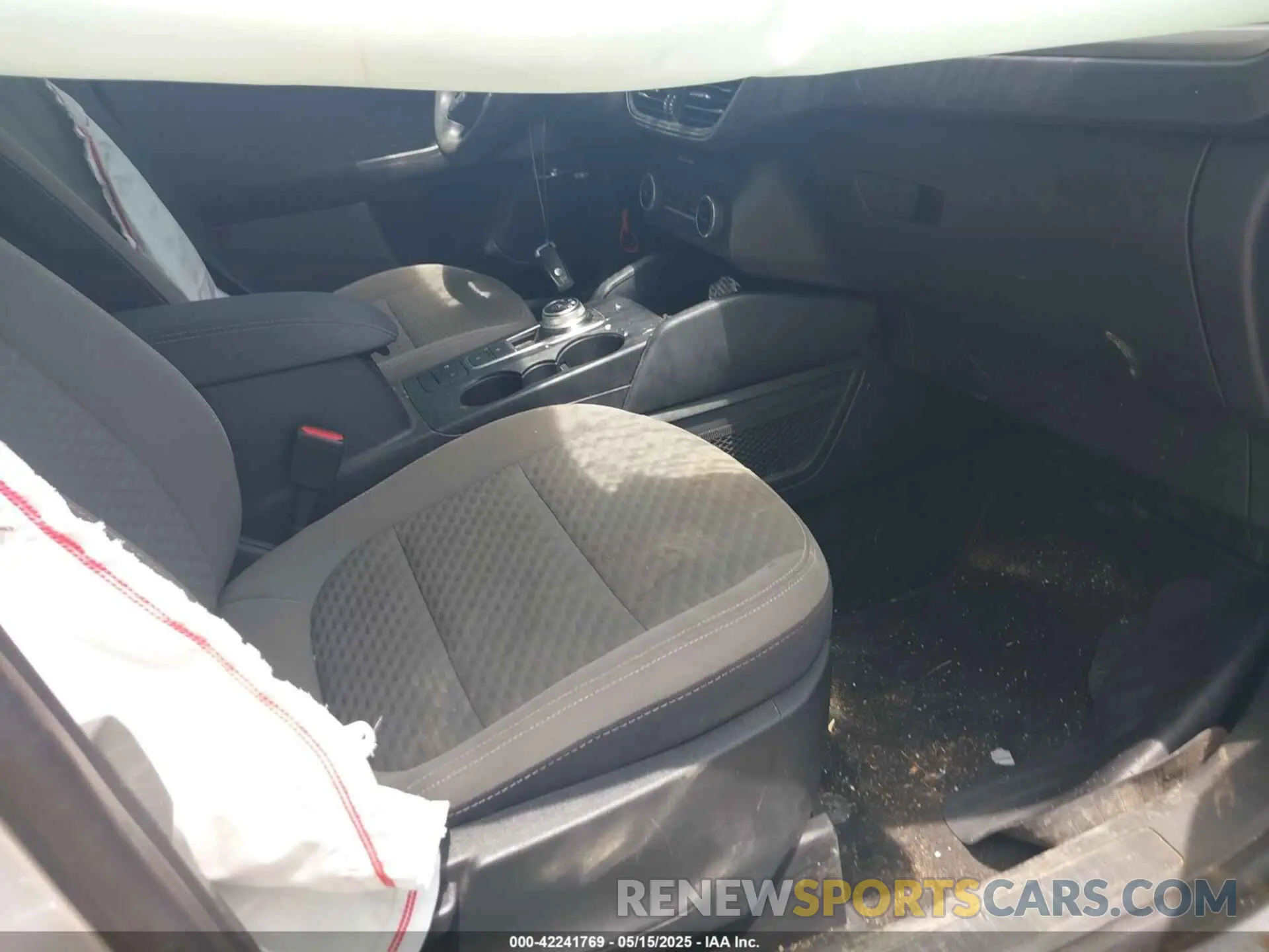5 fotografías del automóvil dañado 1FMCU0G68LUB22240 FORD ESCAPE 2020