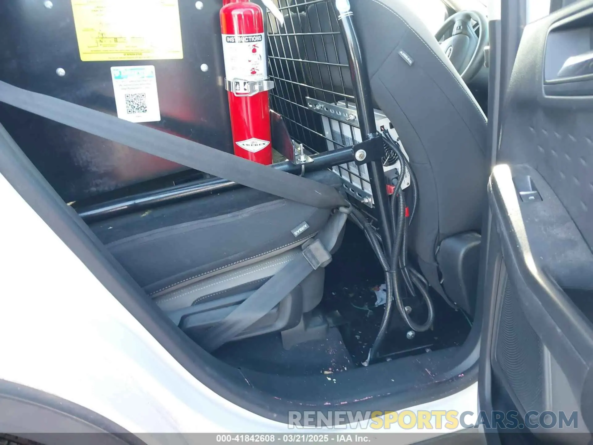 8 fotografías del automóvil dañado 1FMCU0G68LUB44688 FORD ESCAPE 2020