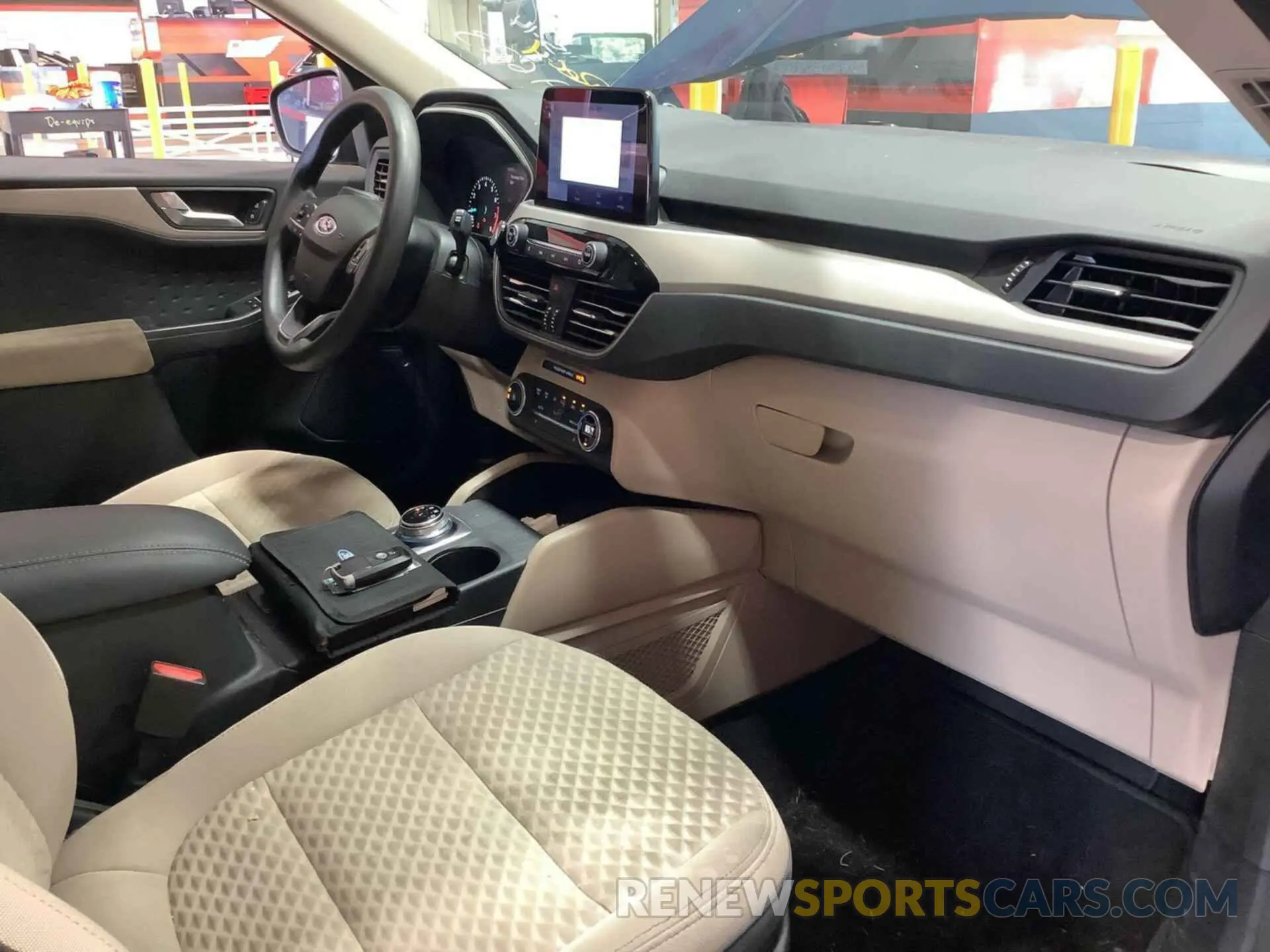 4 fotografías del automóvil dañado 1FMCU0G68LUB45078 FORD ESCAPE 2020