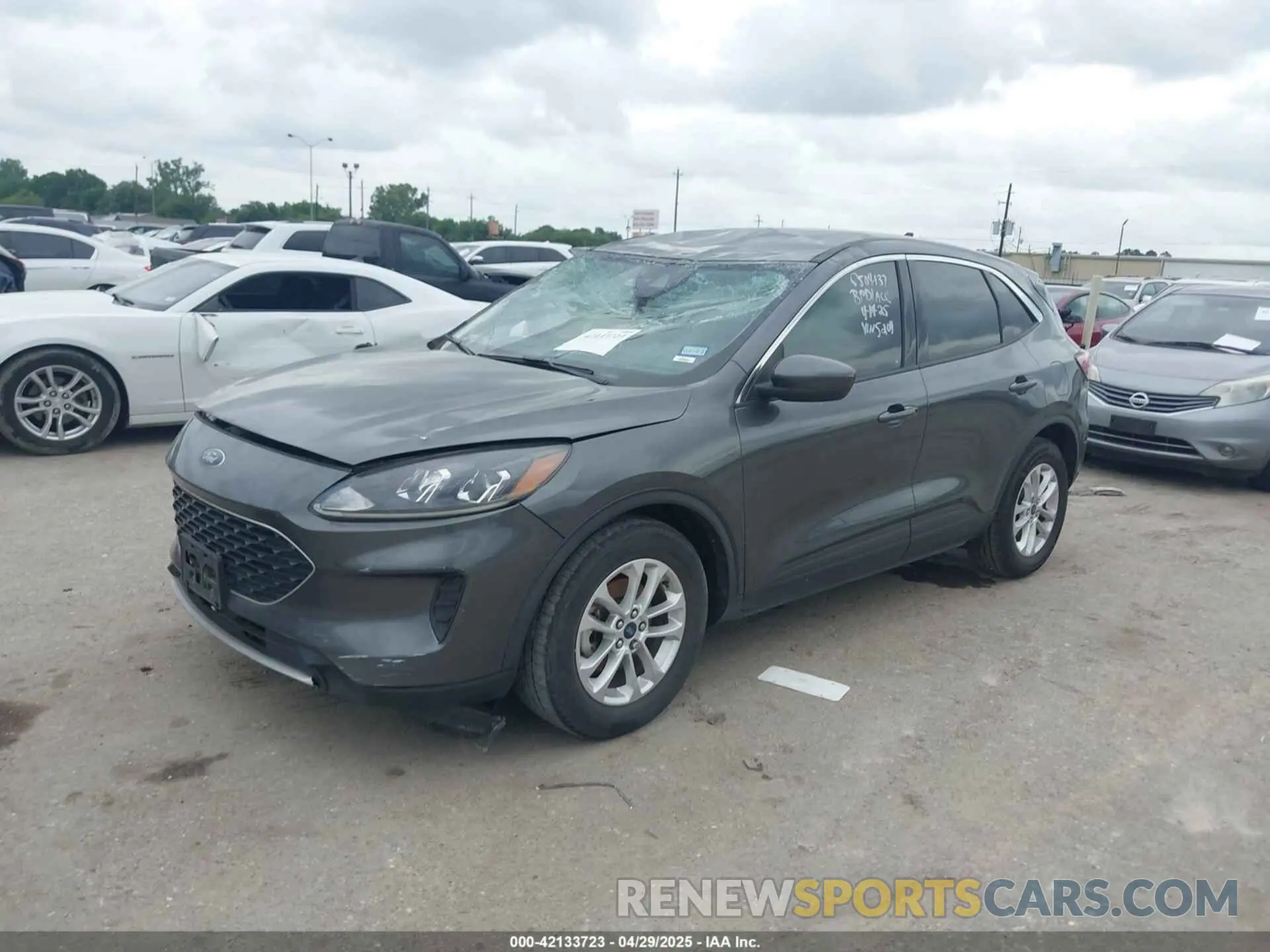 2 fotografías del automóvil dañado 1FMCU0G69LUA75204 FORD ESCAPE 2020