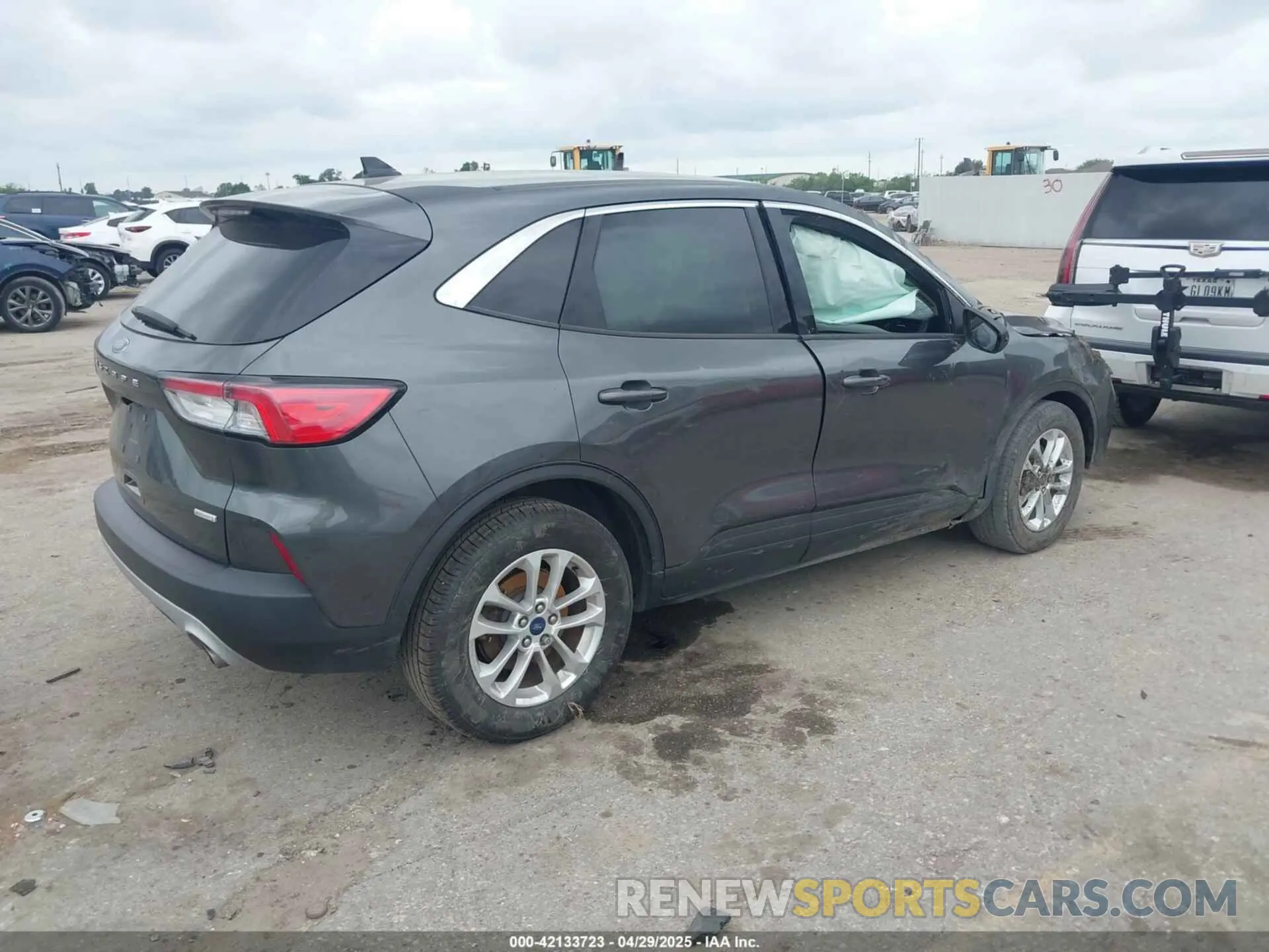 4 fotografías del automóvil dañado 1FMCU0G69LUA75204 FORD ESCAPE 2020