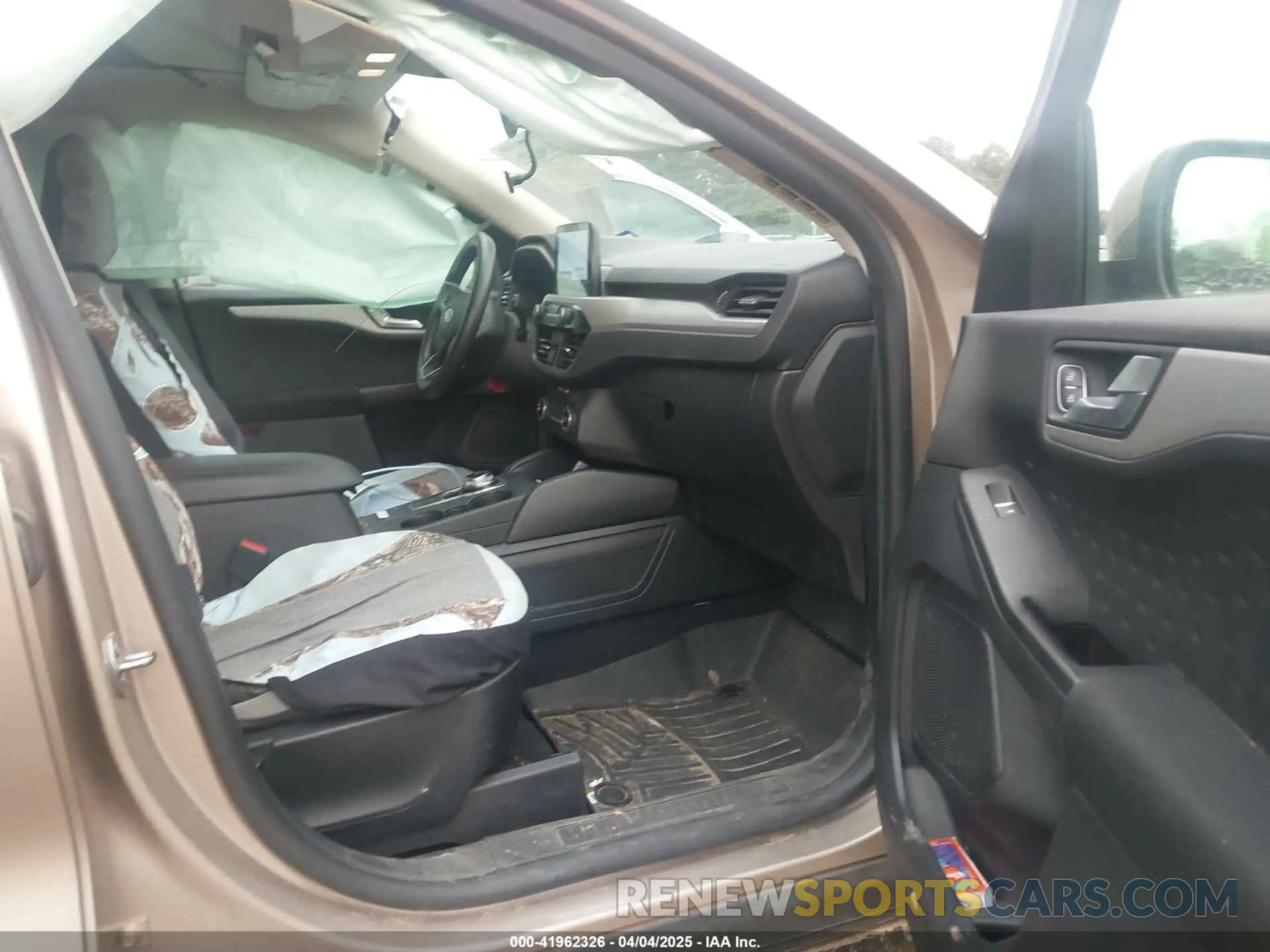 5 fotografías del automóvil dañado 1FMCU0G69LUB30539 FORD ESCAPE 2020