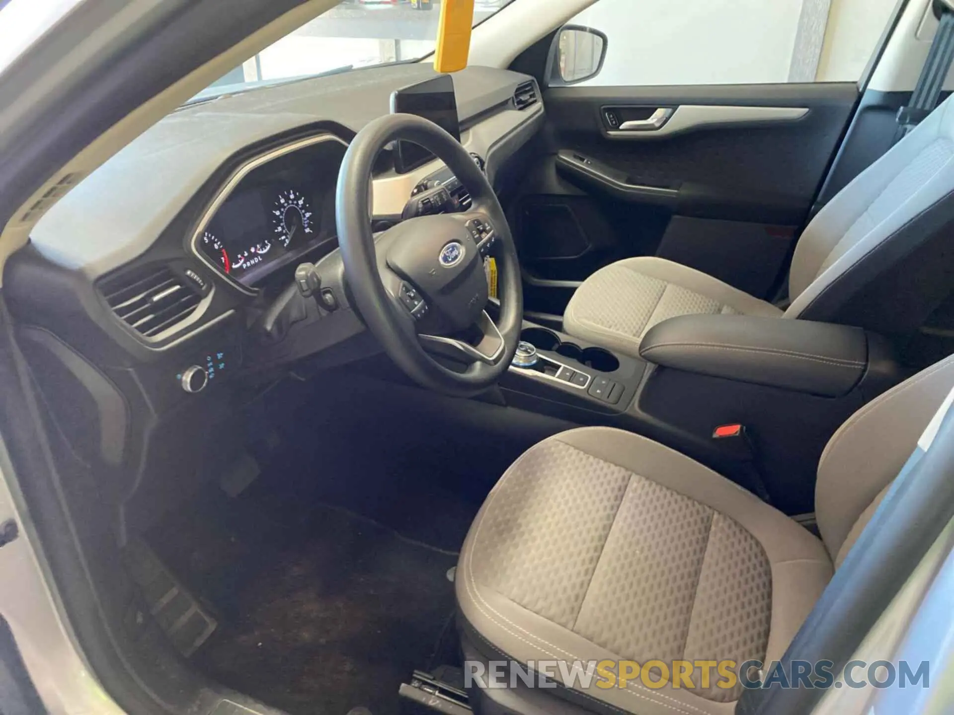 2 fotografías del automóvil dañado 1FMCU0G69LUB45140 FORD ESCAPE 2020