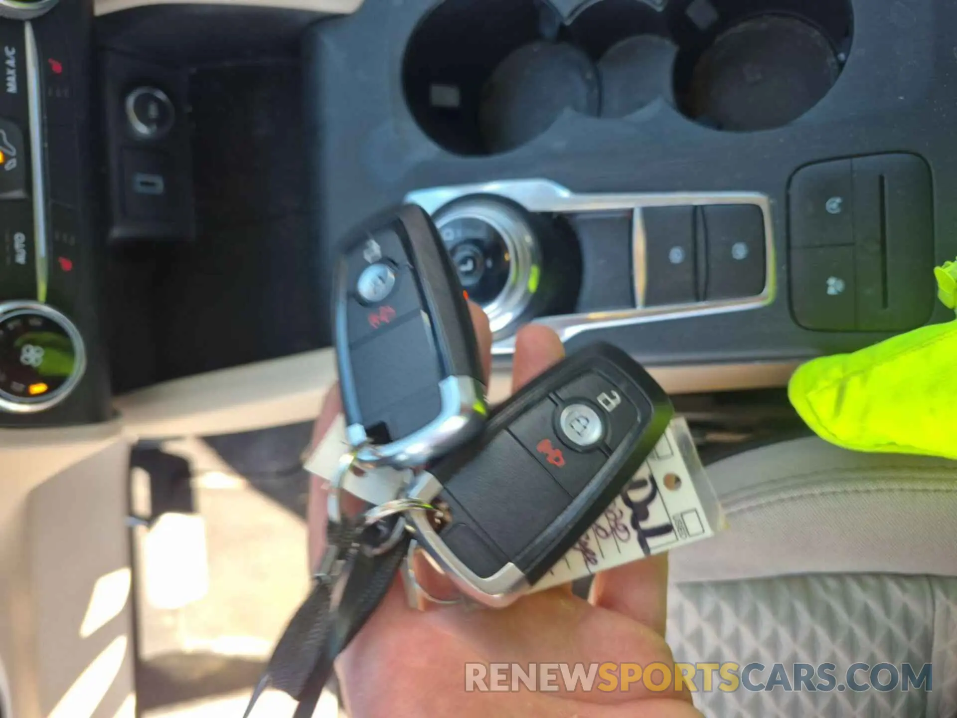 24 fotografías del automóvil dañado 1FMCU0G69LUC29832 FORD ESCAPE 2020