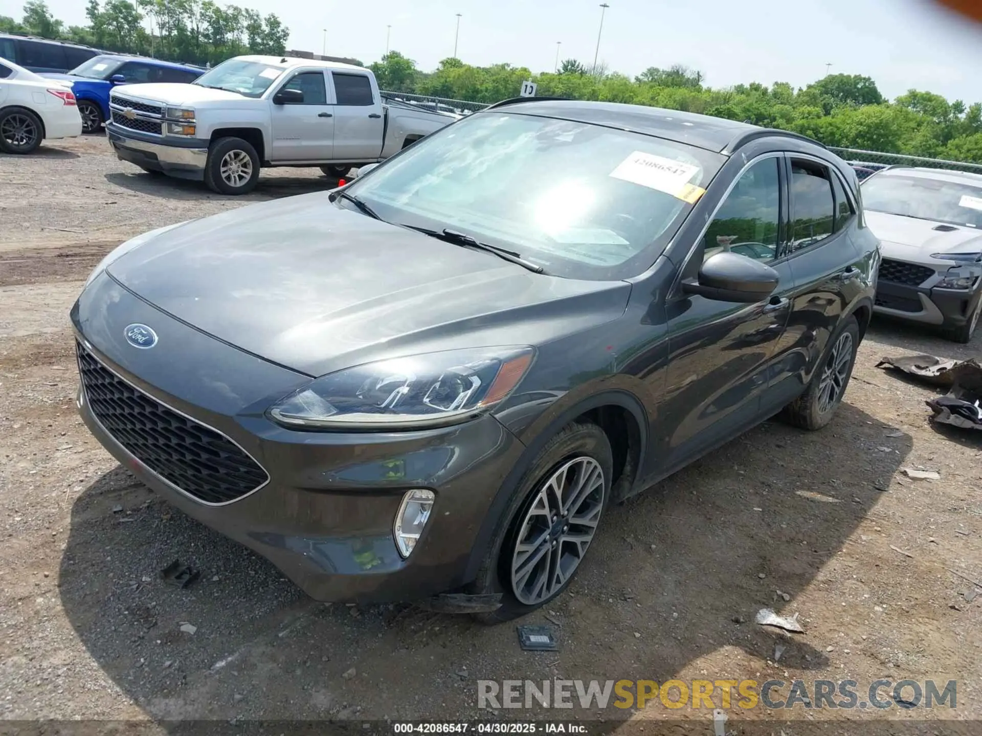 2 fotografías del automóvil dañado 1FMCU0H61LUA23452 FORD ESCAPE 2020