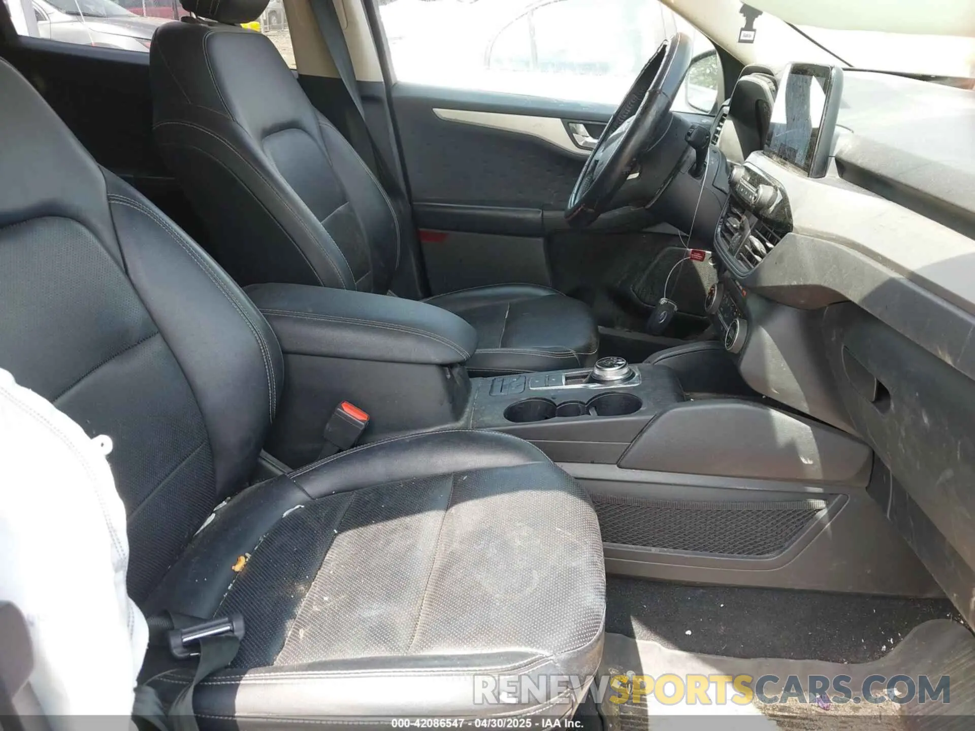 5 fotografías del automóvil dañado 1FMCU0H61LUA23452 FORD ESCAPE 2020