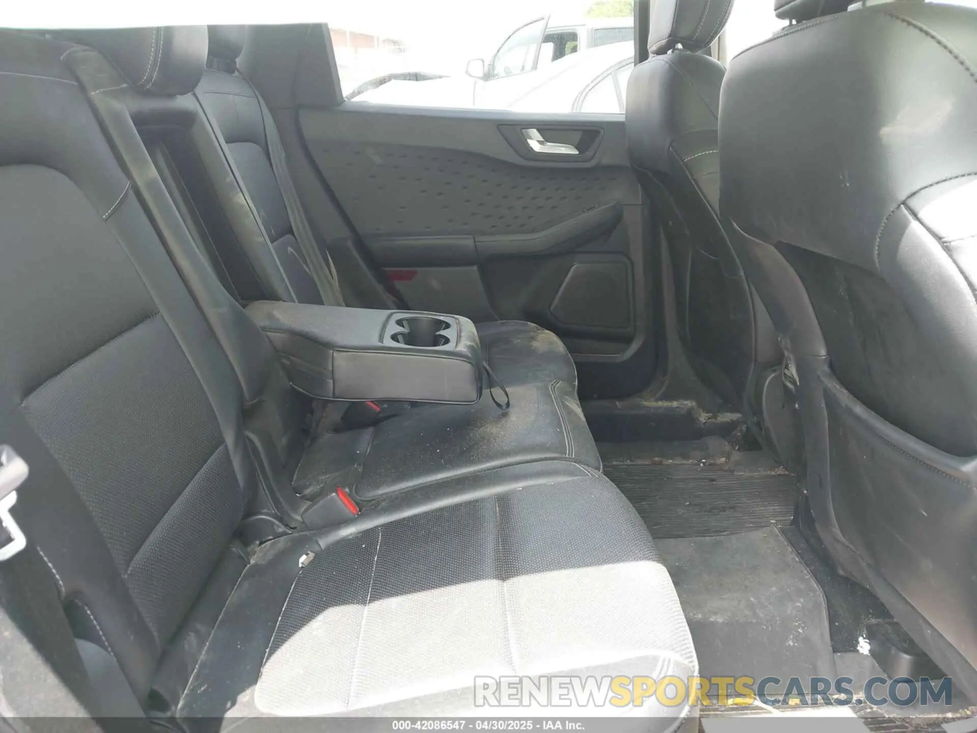 8 fotografías del automóvil dañado 1FMCU0H61LUA23452 FORD ESCAPE 2020