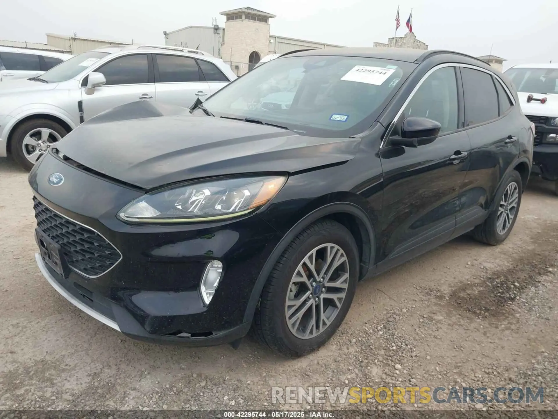 2 fotografías del automóvil dañado 1FMCU0H63LUA31648 FORD ESCAPE 2020