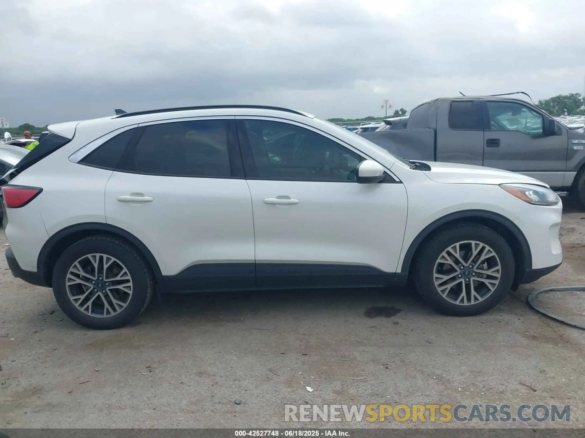 13 fotografías del automóvil dañado 1FMCU0H64LUB23965 FORD ESCAPE 2020