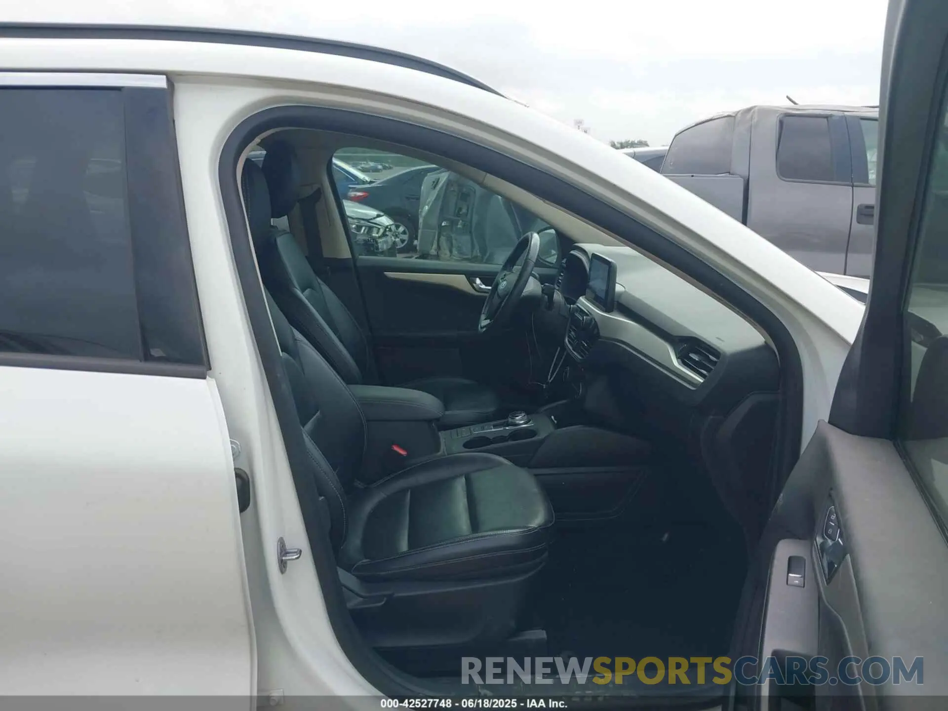 5 fotografías del automóvil dañado 1FMCU0H64LUB23965 FORD ESCAPE 2020