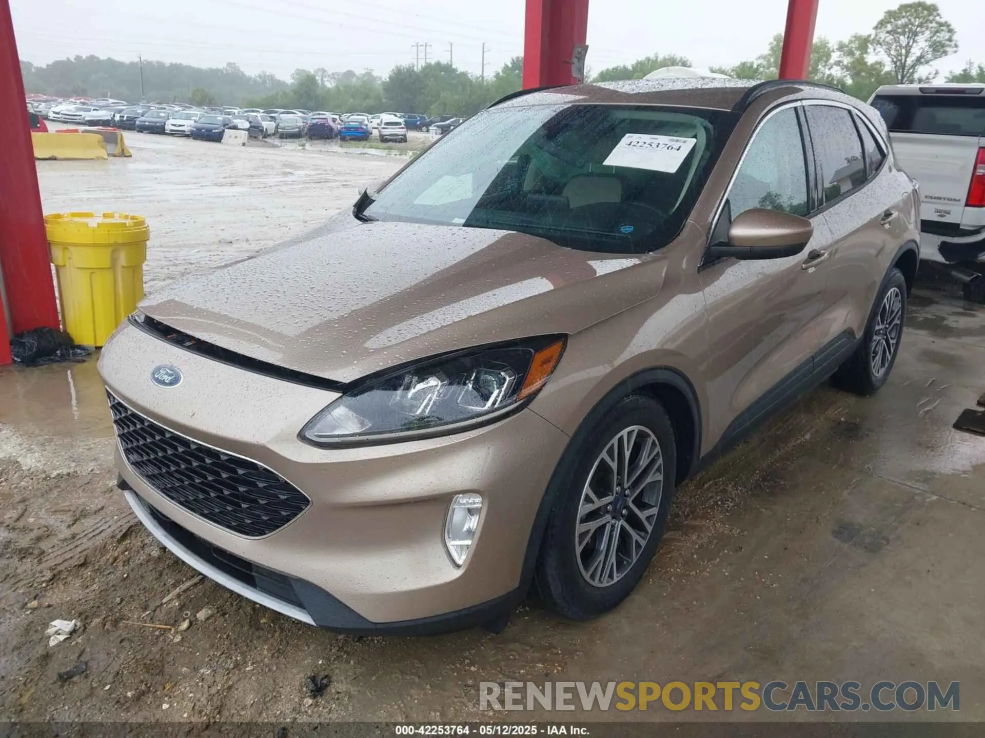 2 fotografías del automóvil dañado 1FMCU0H64LUB89853 FORD ESCAPE 2020