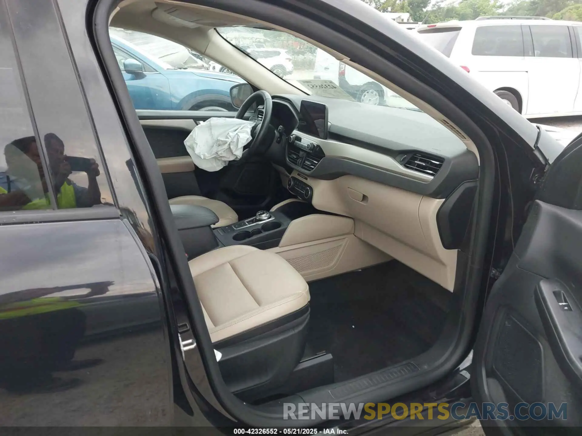 5 fotografías del automóvil dañado 1FMCU0H66LUB10277 FORD ESCAPE 2020