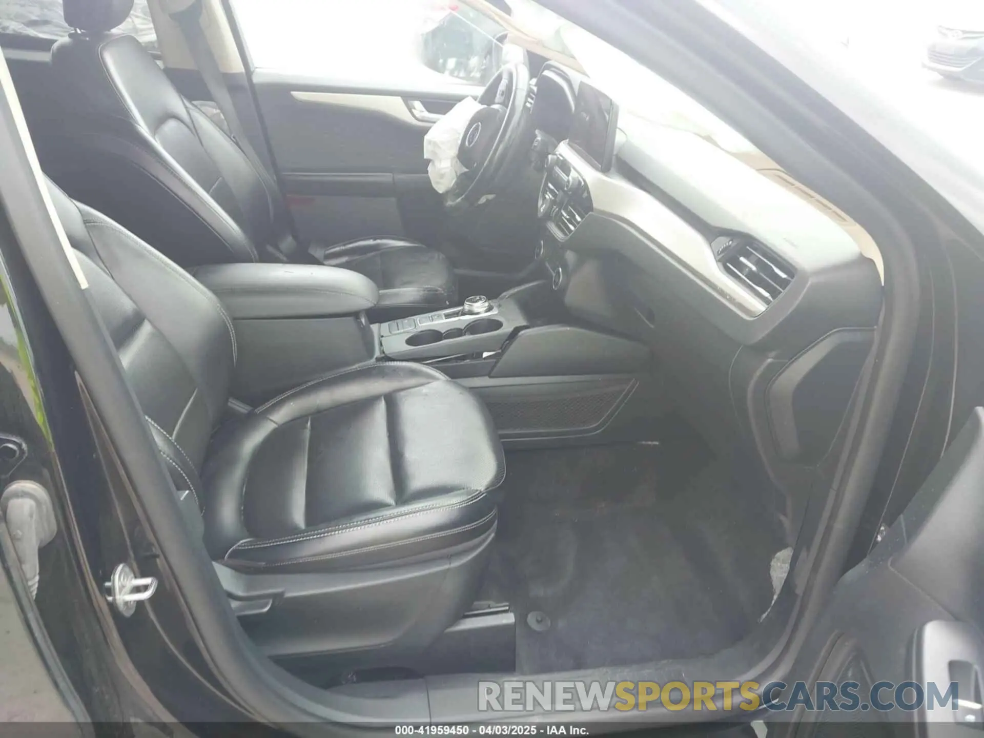 5 fotografías del automóvil dañado 1FMCU0H67LUB10496 FORD ESCAPE 2020
