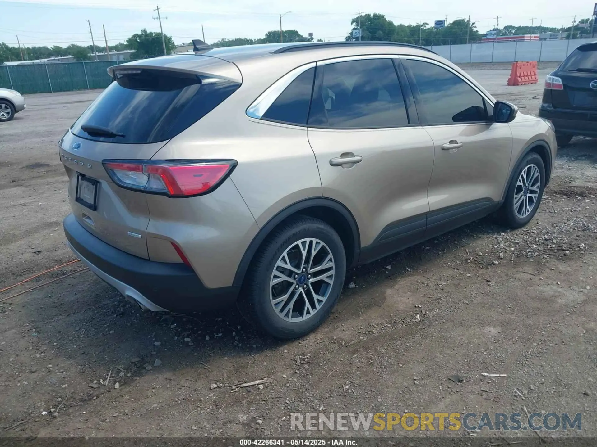 4 fotografías del automóvil dañado 1FMCU0H69LUB23895 FORD ESCAPE 2020