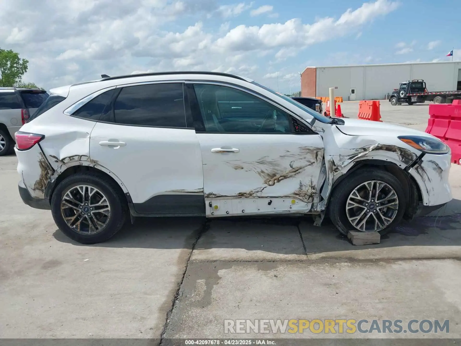 14 fotografías del automóvil dañado 1FMCU0H69LUB75138 FORD ESCAPE 2020