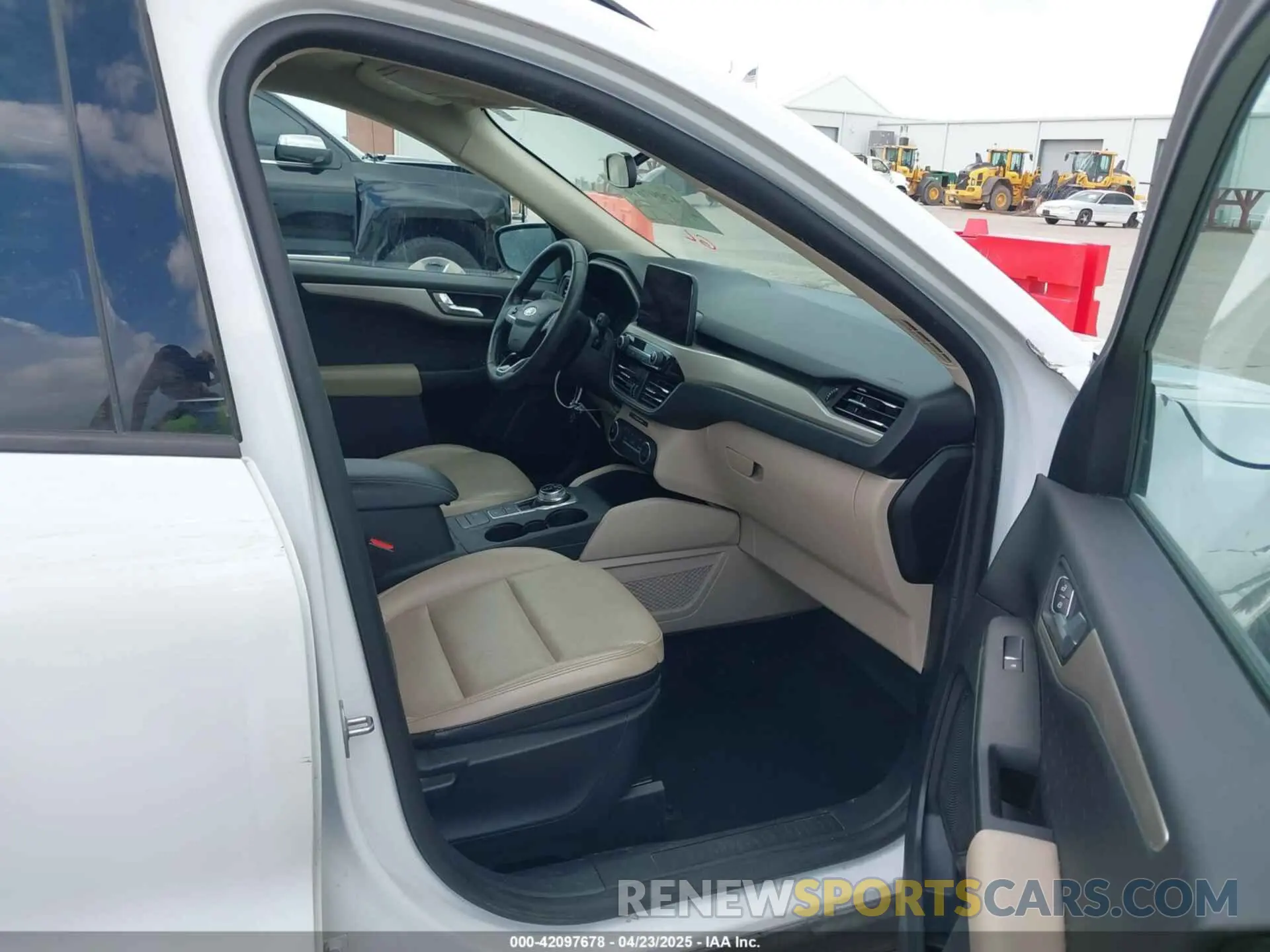 5 fotografías del automóvil dañado 1FMCU0H69LUB75138 FORD ESCAPE 2020