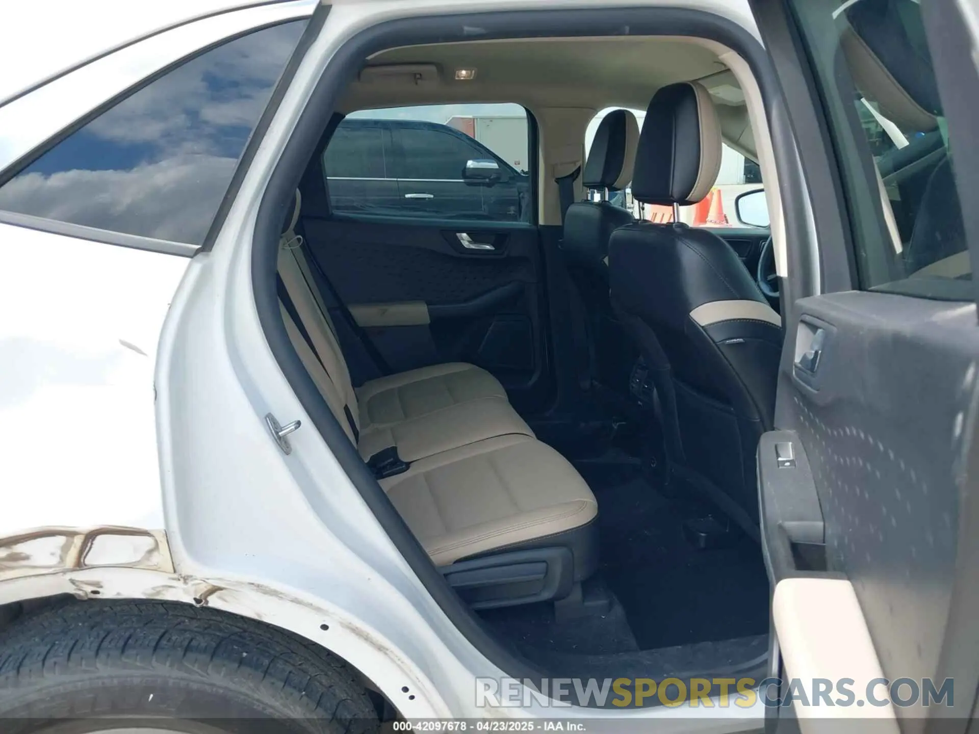 8 fotografías del automóvil dañado 1FMCU0H69LUB75138 FORD ESCAPE 2020