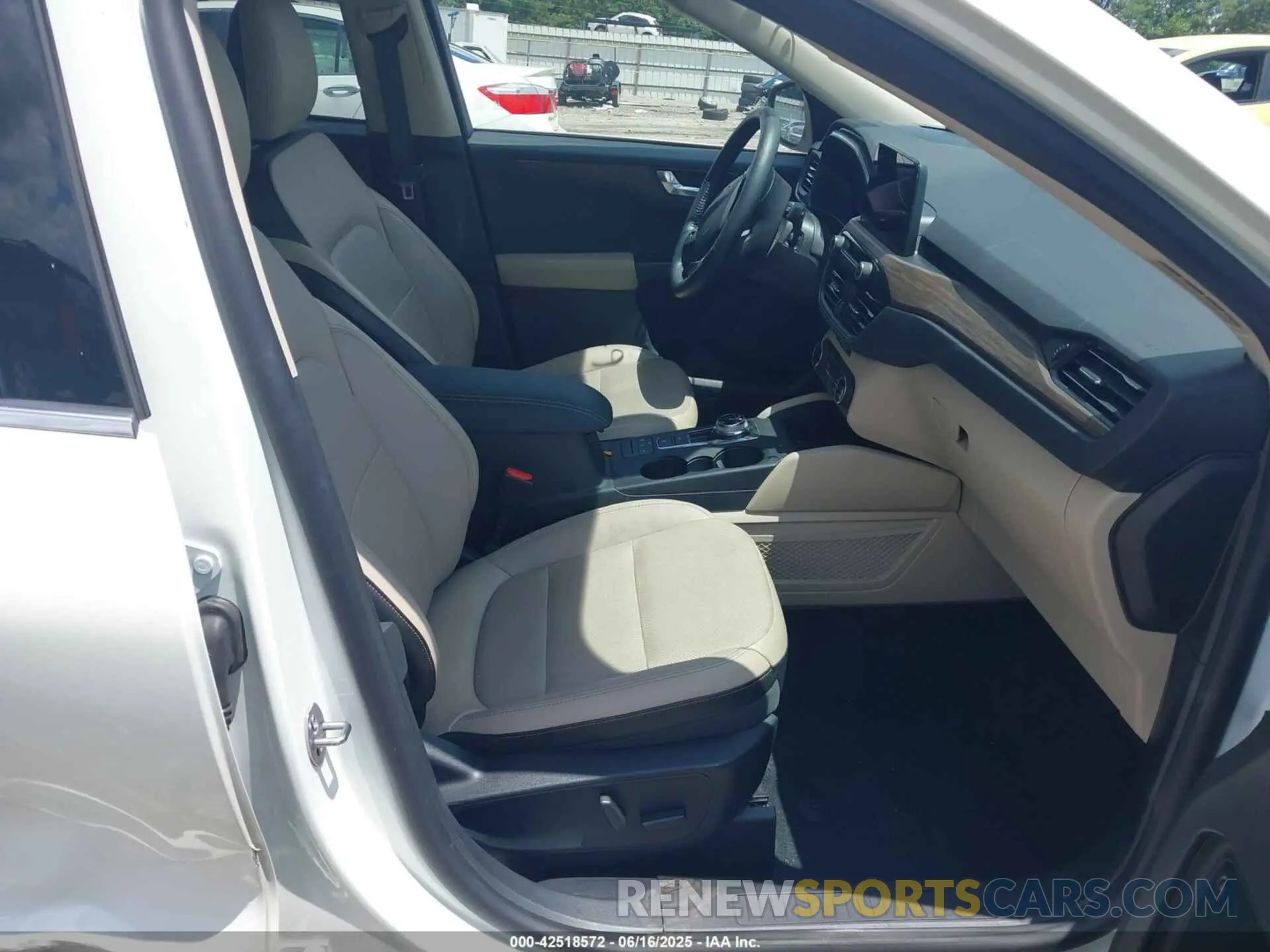 5 fotografías del automóvil dañado 1FMCU9DZ7LUB56124 FORD ESCAPE 2020